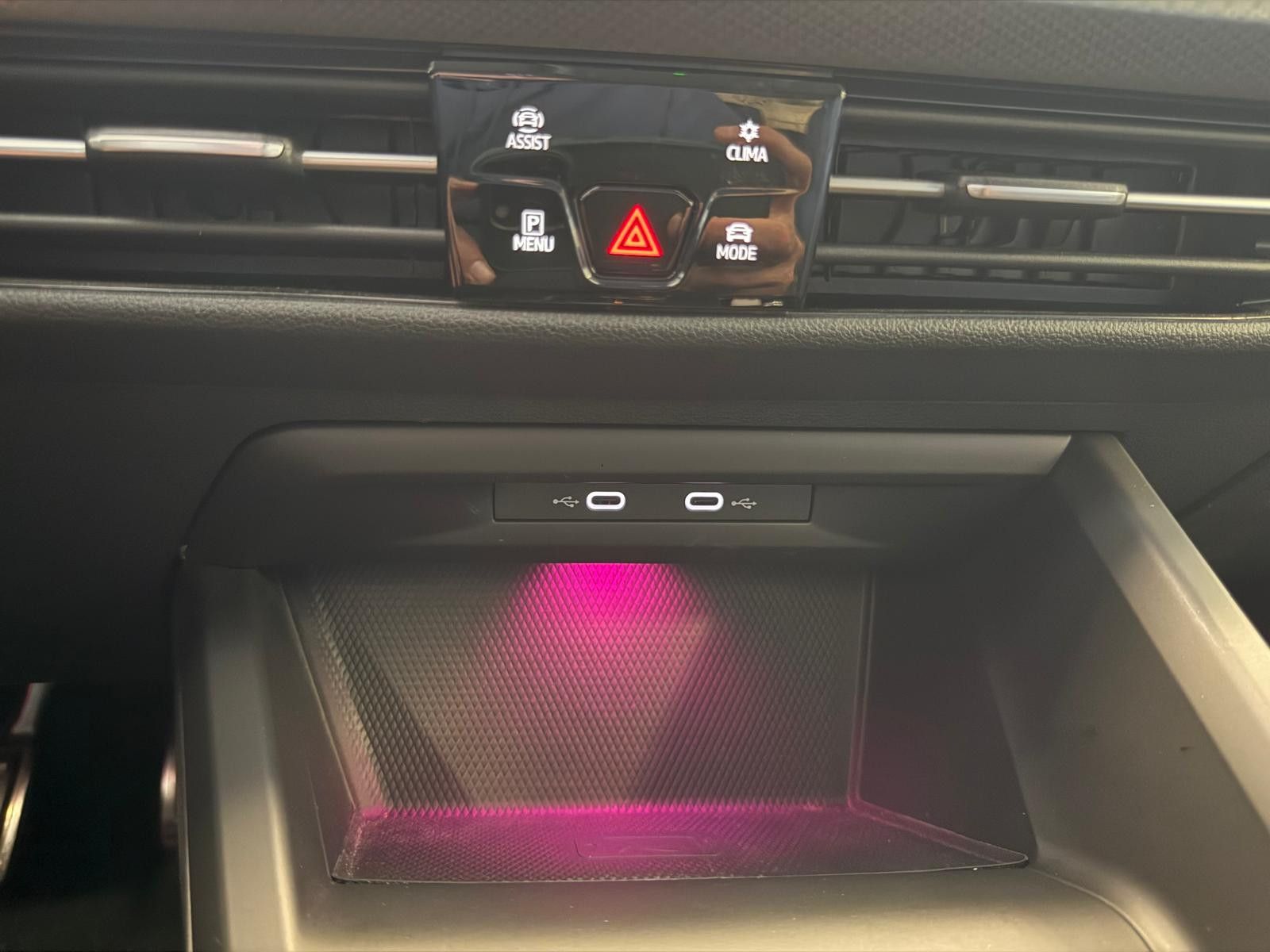 Fahrzeugabbildung Volkswagen Golf VIII Lim. Active/AHK/SCHECKHEFT/NAVI/KAMERA