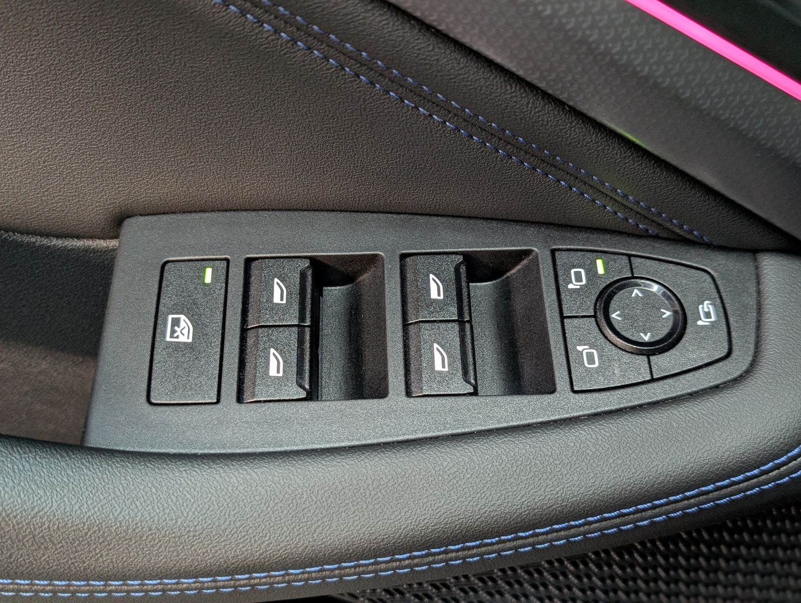 Fahrzeugabbildung BMW 218 Active Tourer  M Sport SHADOW PANO AHK LEDER