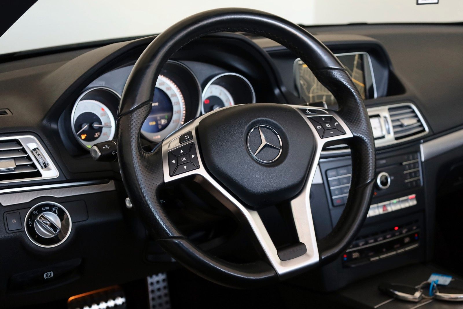 Fahrzeugabbildung Mercedes-Benz E400 Cabrio AMG Line Leder,Navi,LED,H/K,Airscarf
