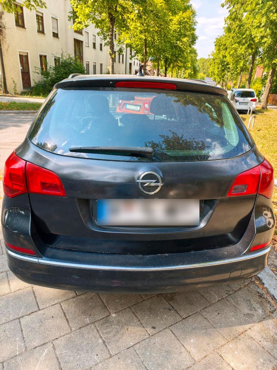 Opel Astra 2013 — photo 10