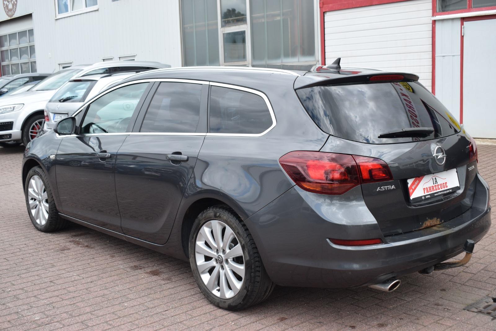 Opel Astra 2011 — interior