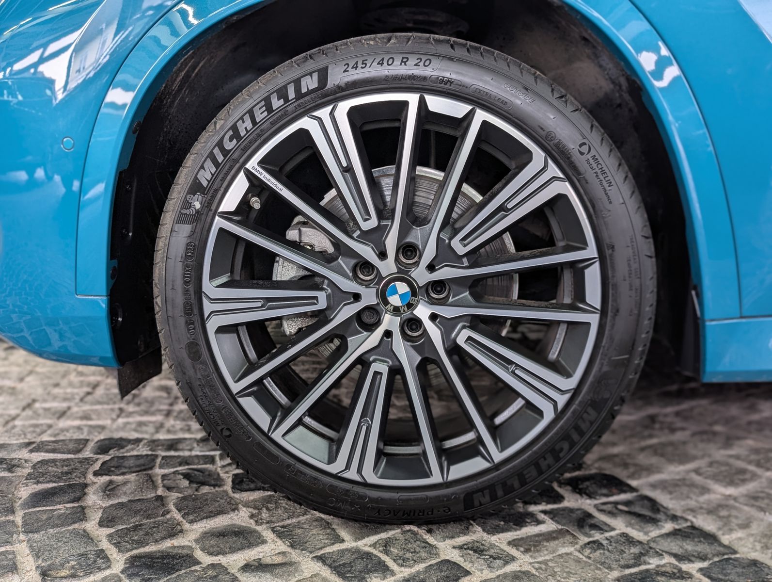 Fahrzeugabbildung BMW X1 20i M Sport Shadow H&K AHK PANO HUD 360° 20"