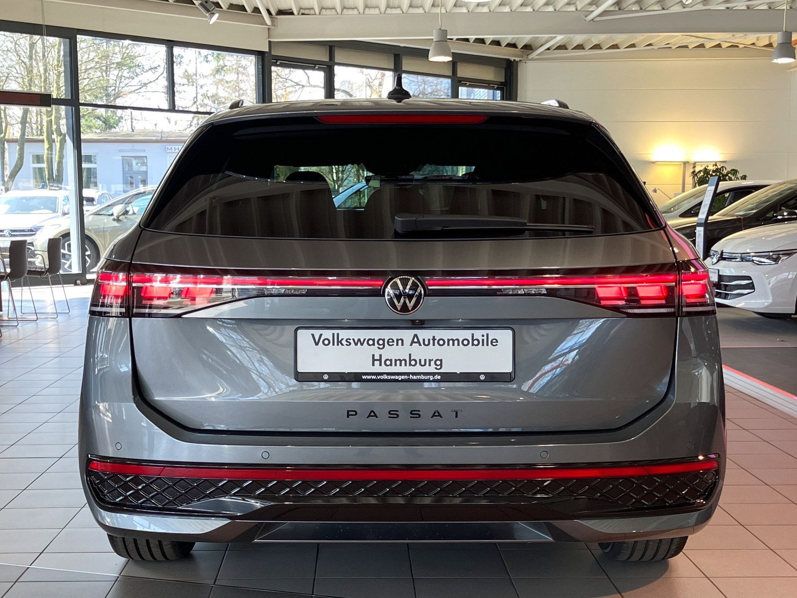 Volkswagen Passat 2.0 TDI R-Line DSG LED AHK Panorama Navi foto 5
