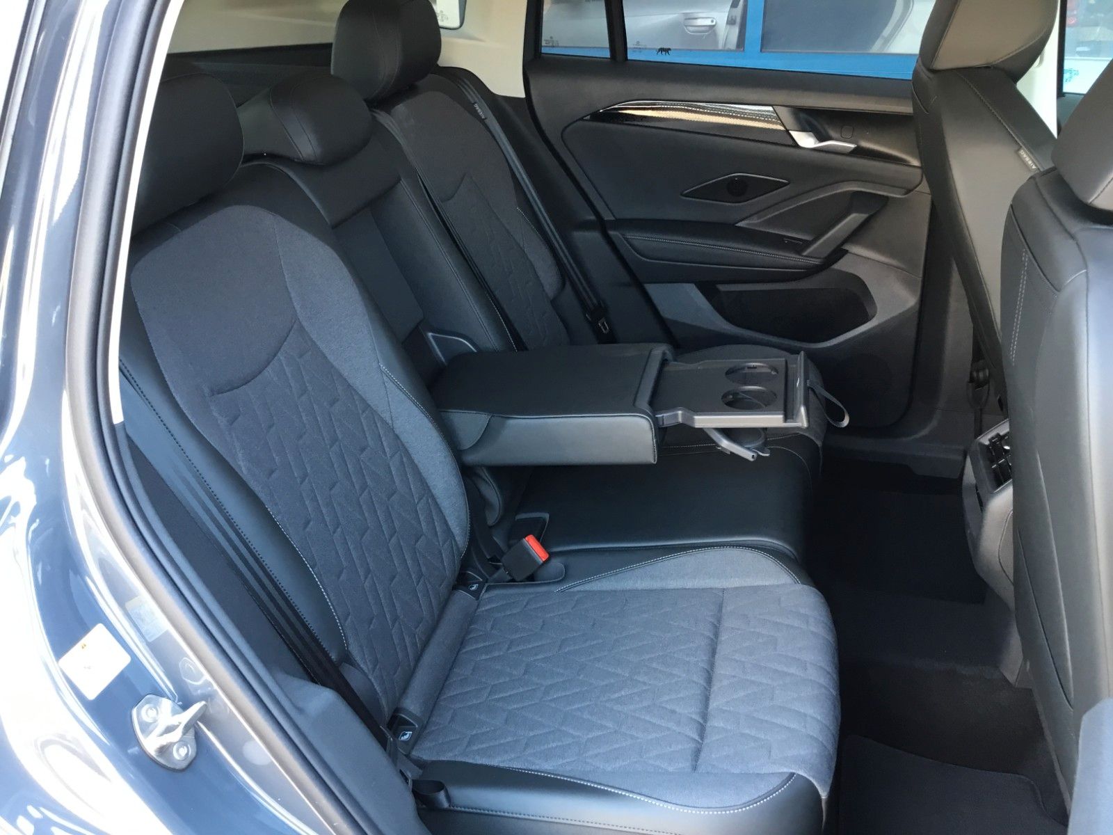 Fahrzeugabbildung Volkswagen Tiguan 1.5 eTSI DSG Life+AHK+360°+18"+LED+AppCon