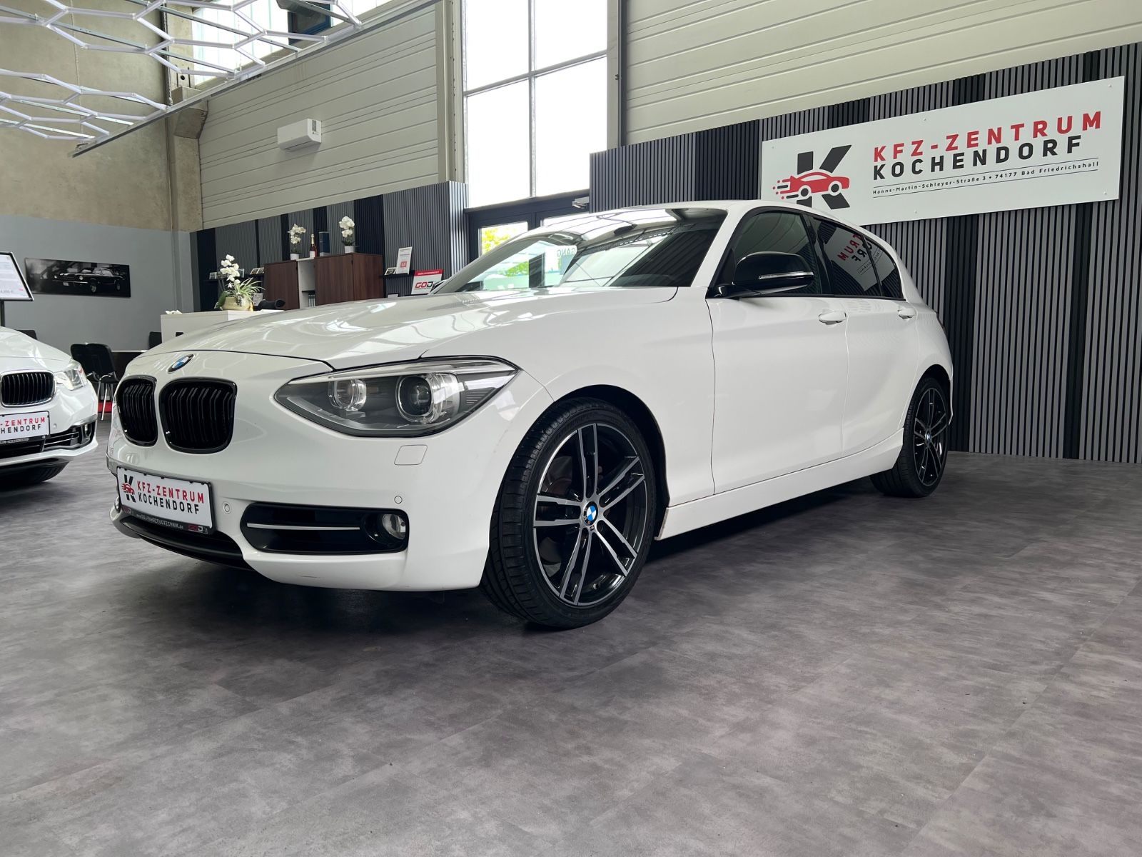 BMW BMW 118i Sportline Bi-Xenon Camera Navi Garantie