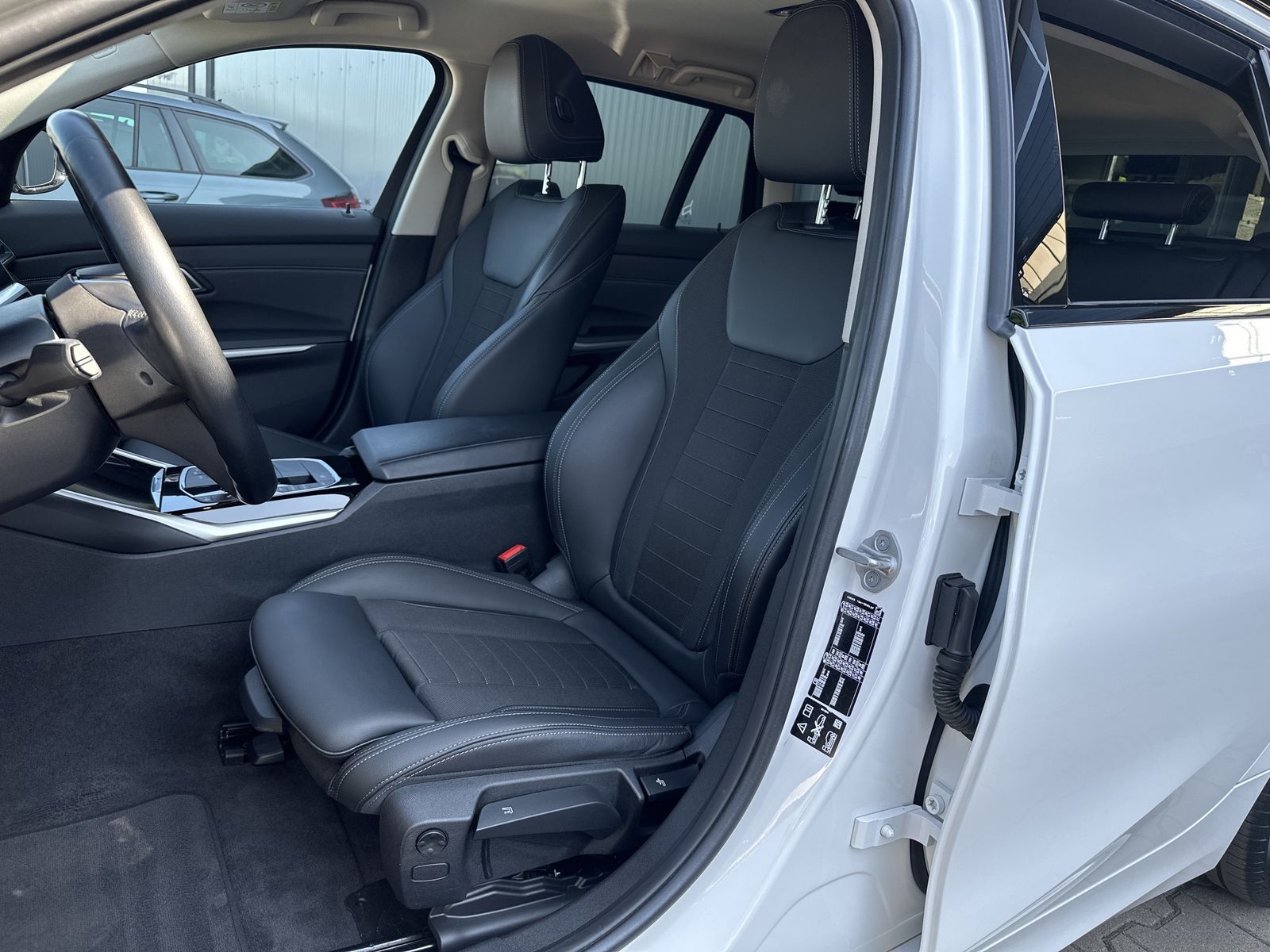 Fahrzeugabbildung BMW 320d Touring xDrive Sport-Line NAV+LED+AHK+HIFI
