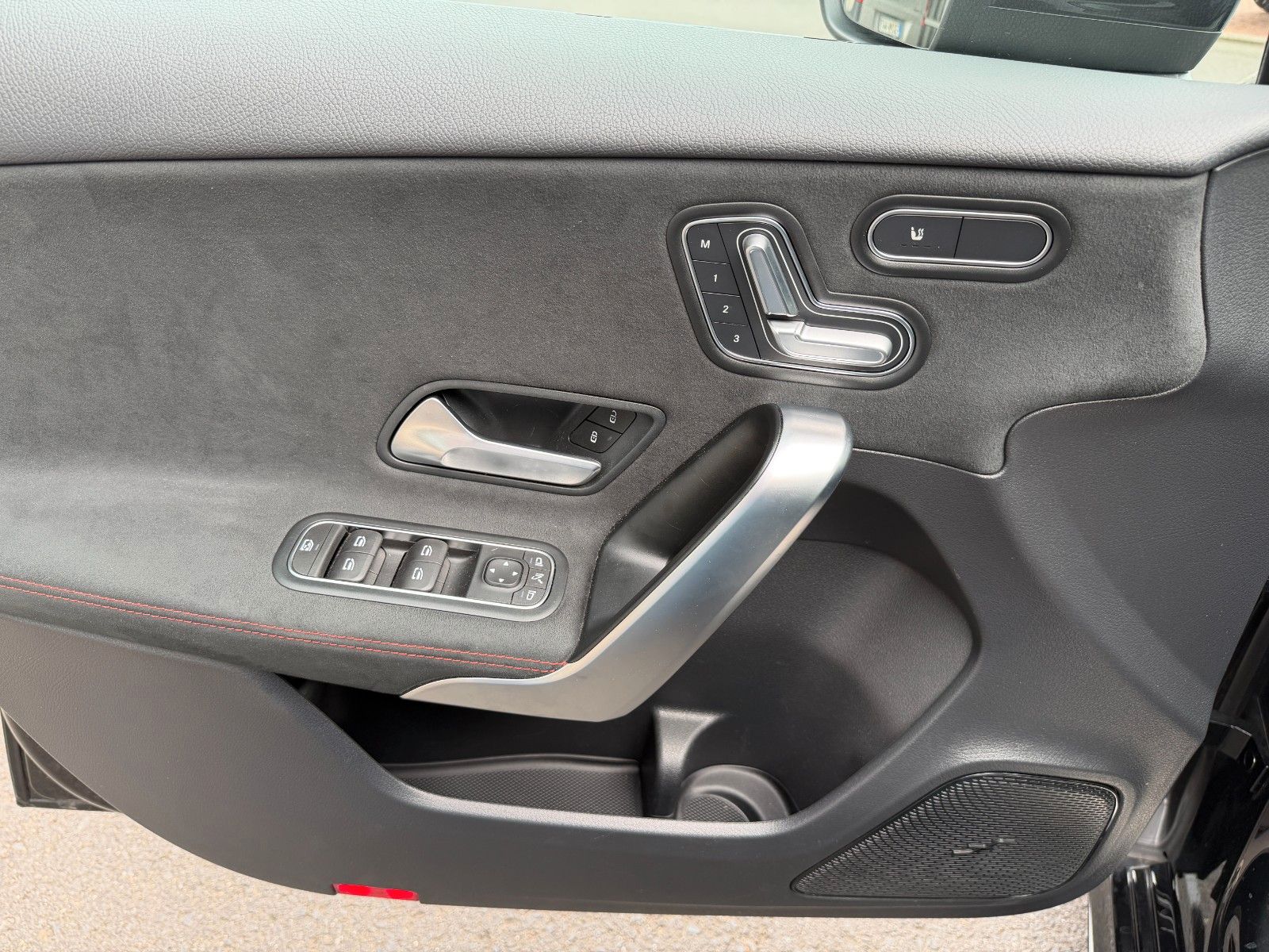 Fahrzeugabbildung Mercedes-Benz A 35 AMG 4Matic+Aero+StandH+360+MultiB+Memory