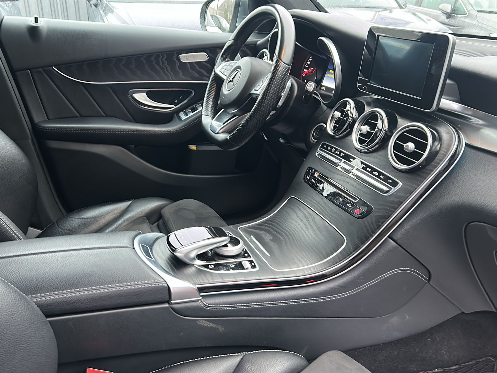 Fahrzeugabbildung Mercedes-Benz GLC 220 d 4Matic AMG-Line