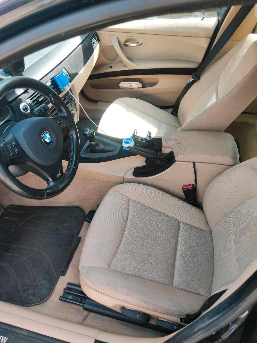 BMW 330 2006 — салон