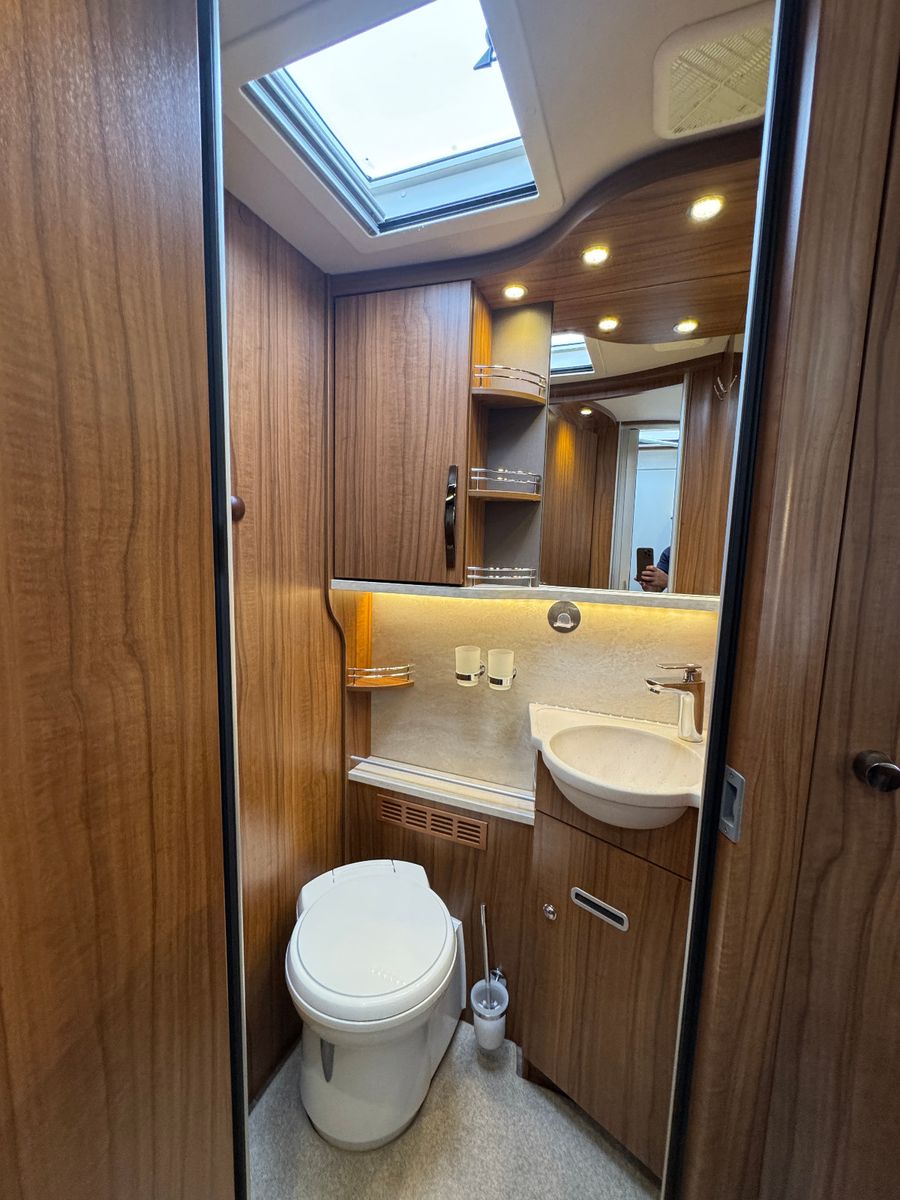Fahrzeugabbildung HYMER / ERIBA / HYMERCAR B-KLASSE 680 STARLINE MB 3.0 D V6 HYD HÜBSTÜTZEN
