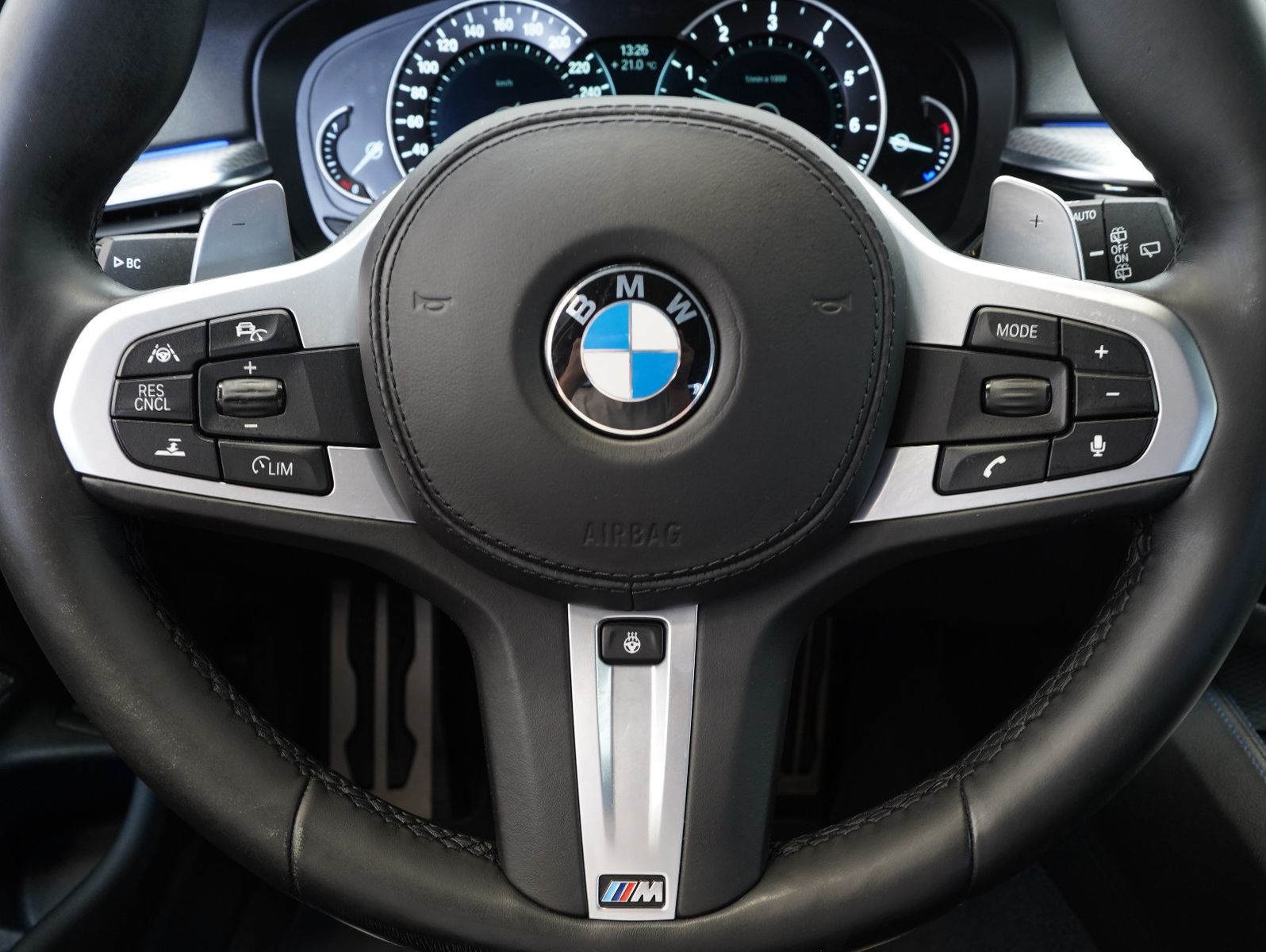 Fahrzeugabbildung BMW 530 i Touring M Sportpaket ACC/FERNPARKEN/AHK