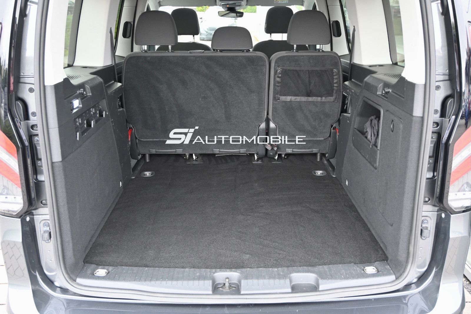 Fahrzeugabbildung Ford Grand Tourneo 2.0 d Titanium Aut °PANO°KAM°8FACH