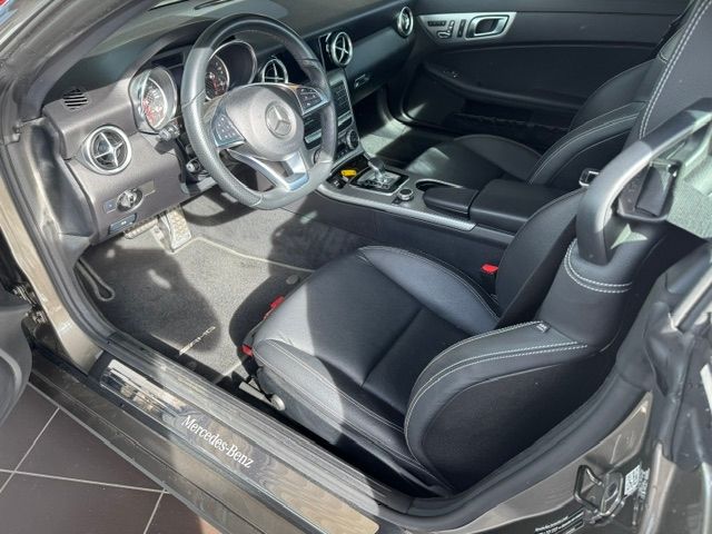 Fahrzeugabbildung Mercedes-Benz SLC 300 AMG Line AIRSCARF MEMORY LED