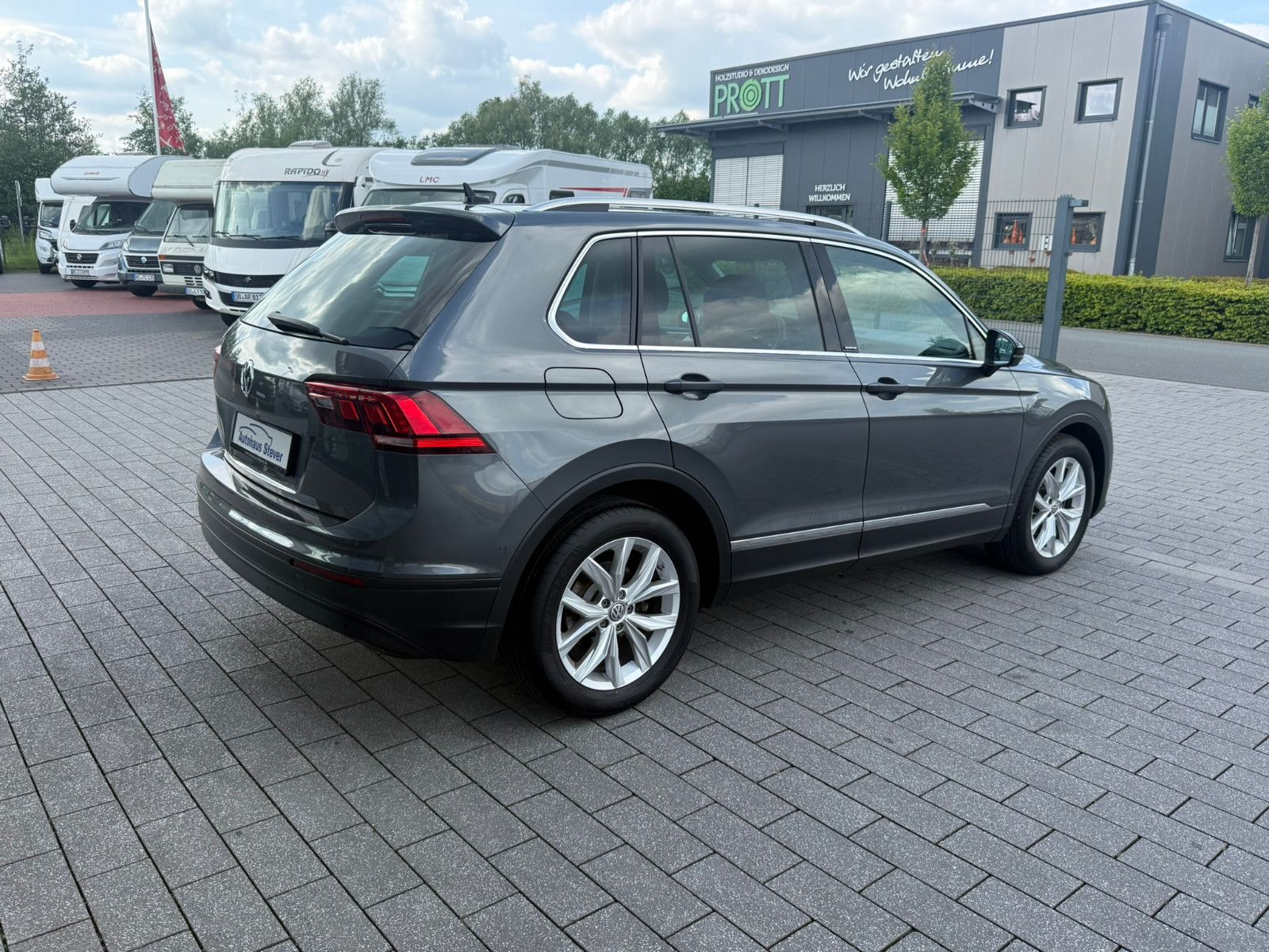 Fahrzeugabbildung Volkswagen Tiguan IQ.DRIVE PANO NAVI KLIMAAUTO SITZHEIZ AHK