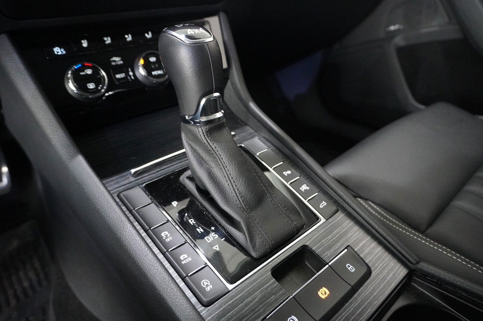 Fahrzeugabbildung SKODA Superb Combi 2.0D PREMIUM 4X4 NAVI/LED/360°/AHK