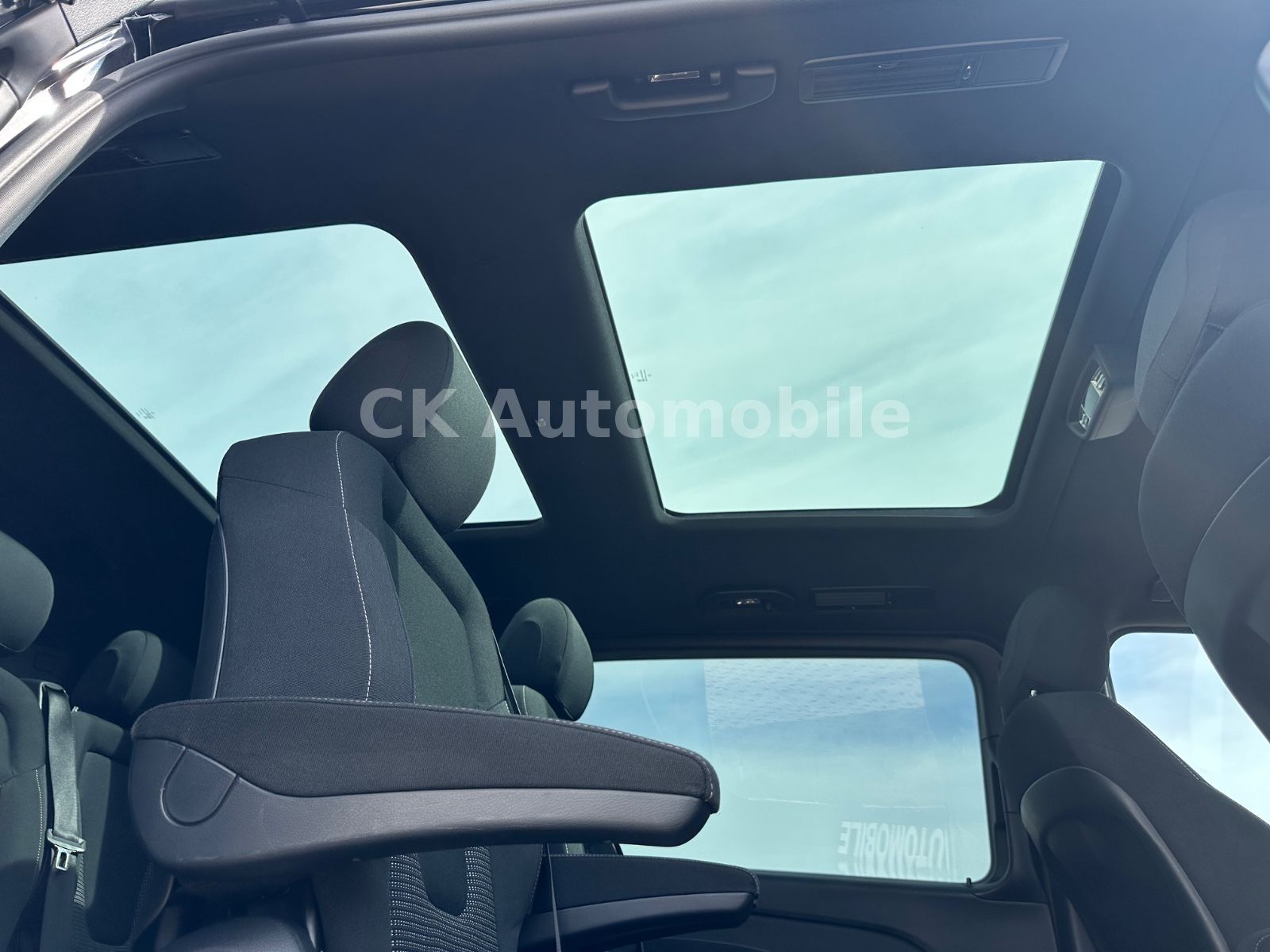 Fahrzeugabbildung Mercedes-Benz V300d EDITION 4Matic AMG-Line/7 Sitze/Pano/LED