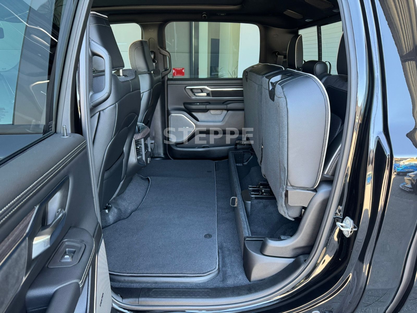 Dodge 2026 RAM 1500 5,7LV8 Night Safety Tech. AHK 22"