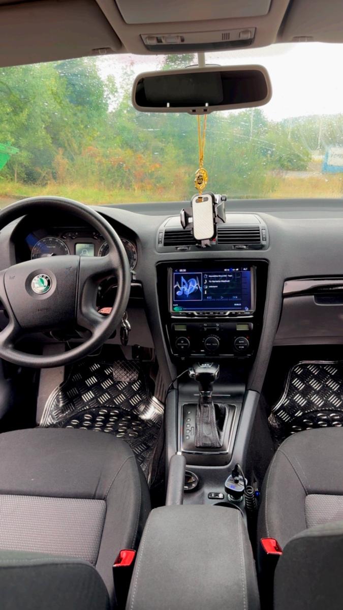 Skoda Octavia 2006 — rear view