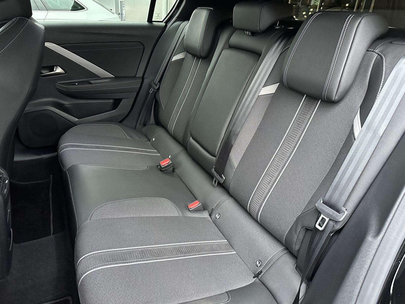 Fahrzeugabbildung Opel Astra SpT 1.2 Turbo GS Aut. NAV+LED+360°+17ZOLL