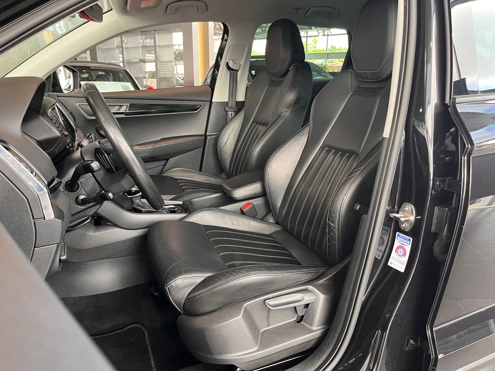 Fahrzeugabbildung SKODA KAROQ Style AHK ACC LED NAV LEDER 18"