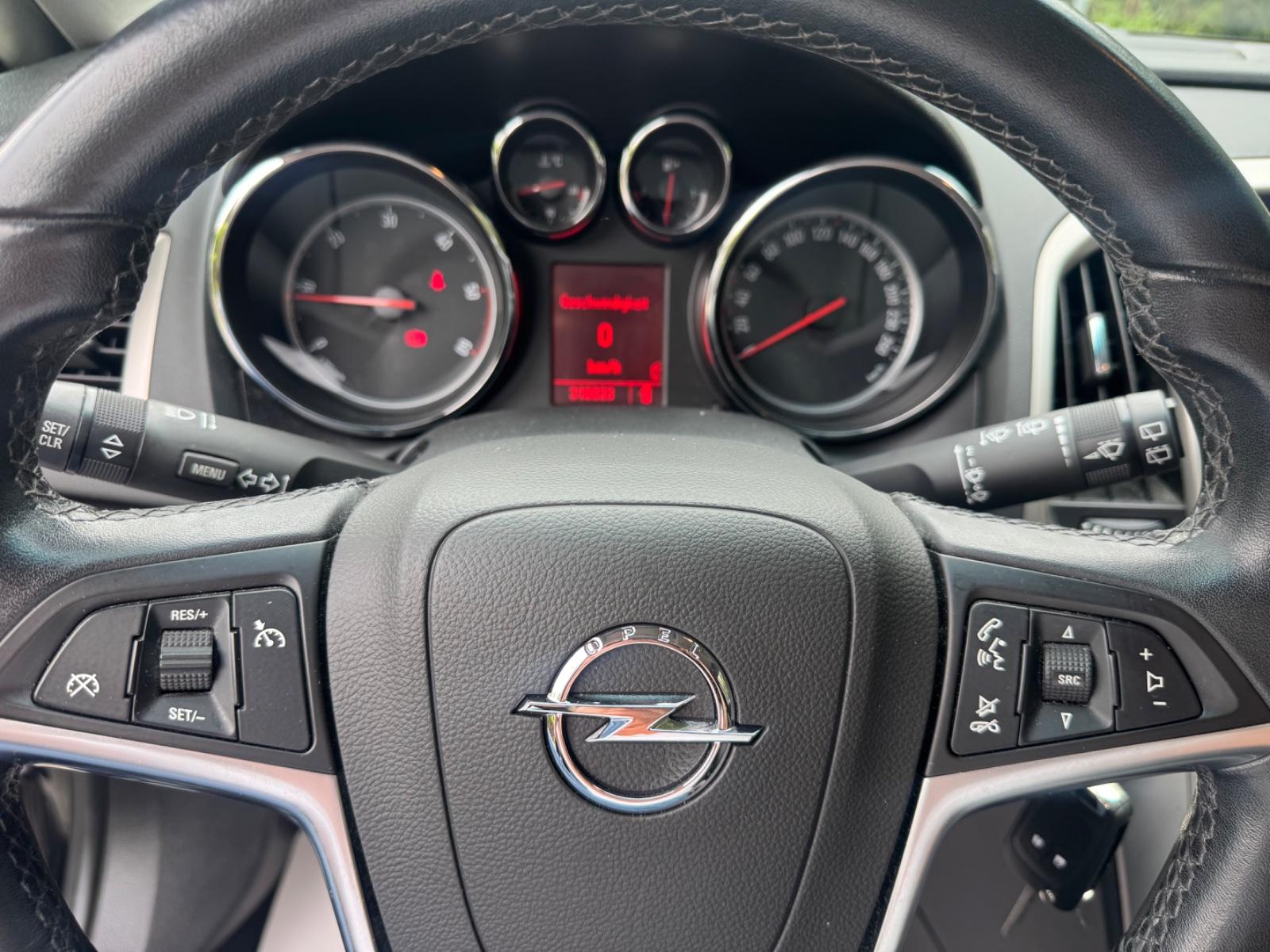 Opel Astra 2011 — photo 11