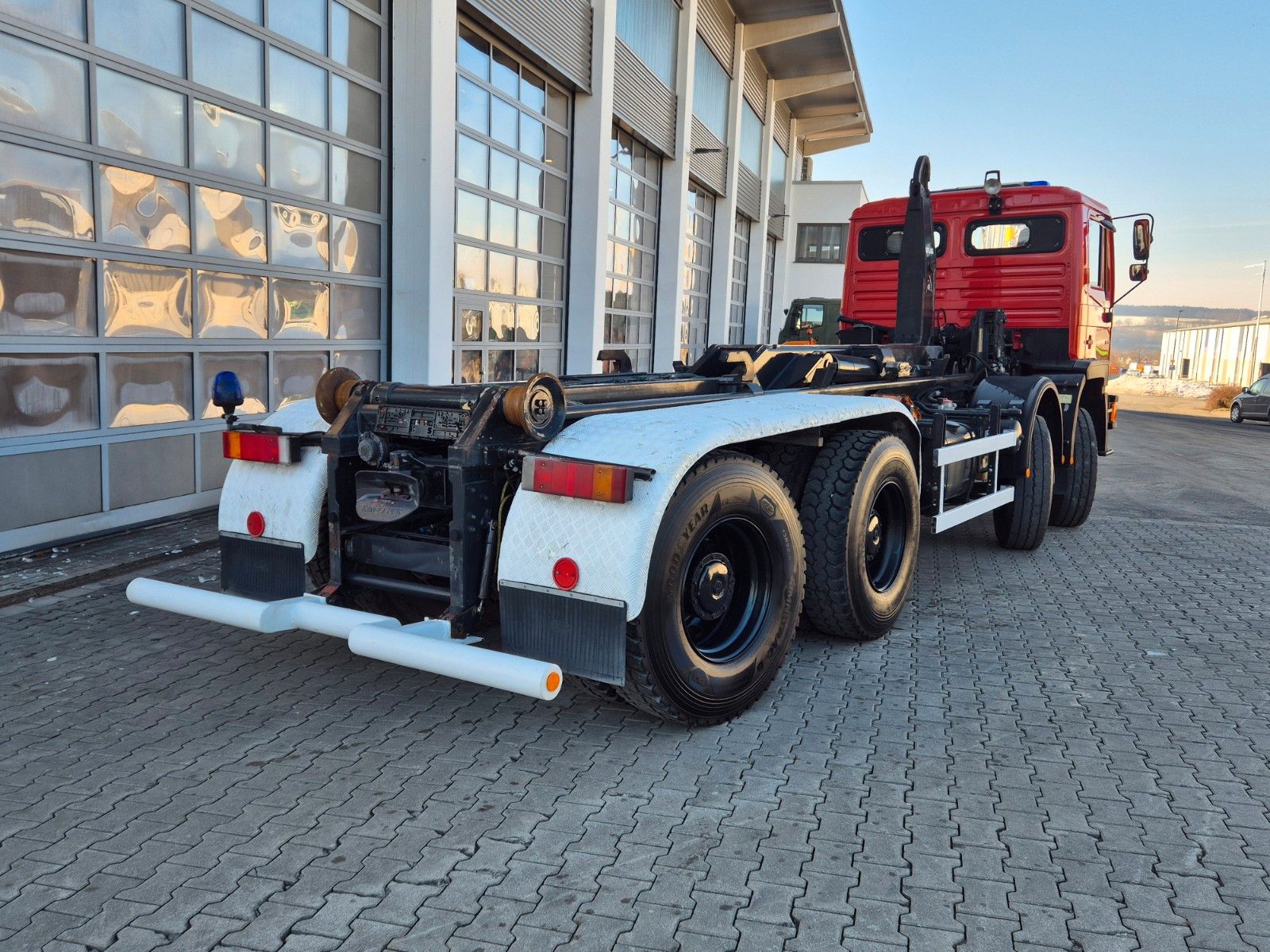 Fahrzeugabbildung MAN 35.372 (F14) 8x4 Atlas 4. Achse gelenkt Seilwind