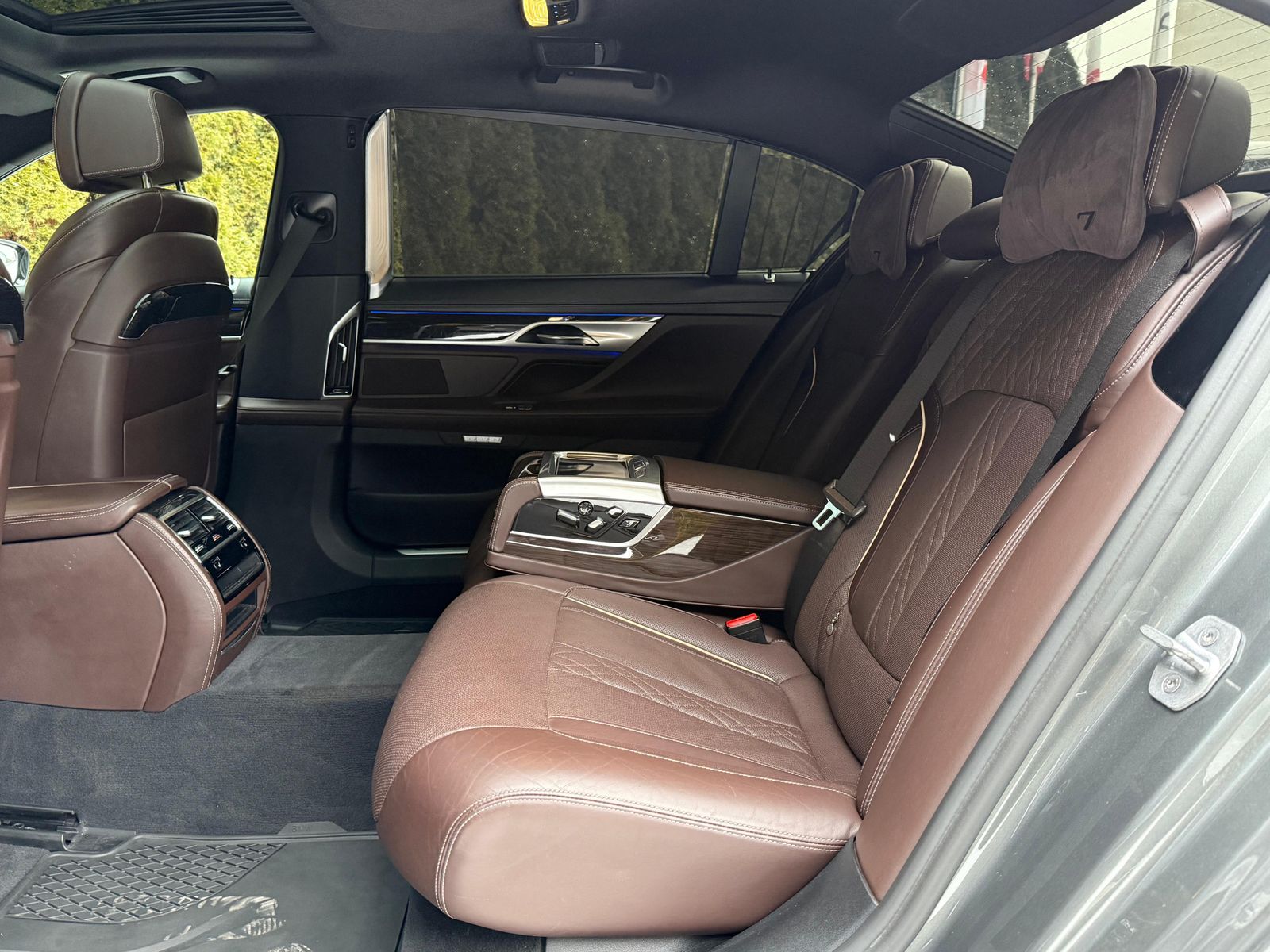 Fahrzeugabbildung BMW 750 L d xDrive M Paket LED+NAV+SHZ+MEMO+PANO+KAM