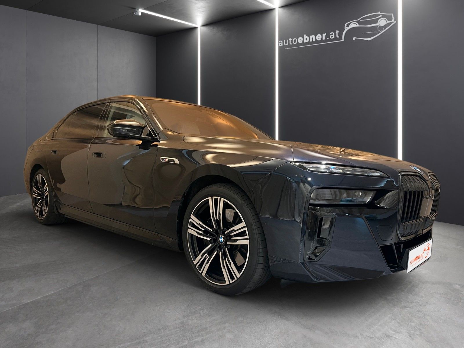 BMW M760e xDrive CINEMA-MODE+MEGAVOLL imagem 3