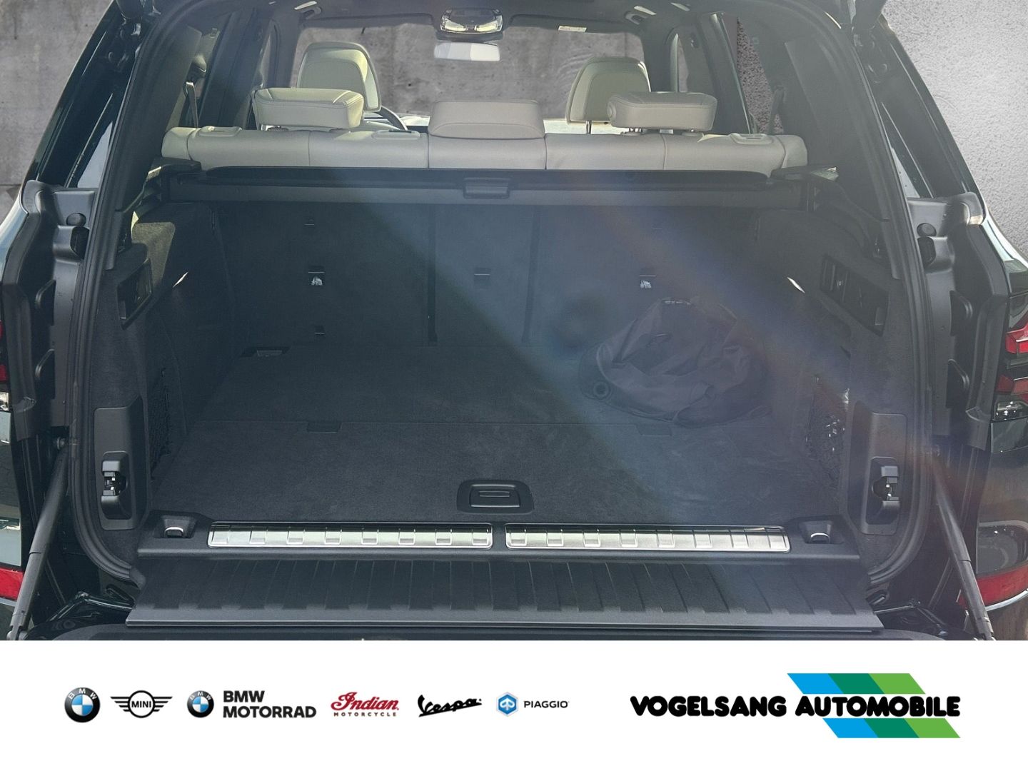 Fahrzeugabbildung BMW X5 xDrive50e M Sport Pro Park-Assistent Pano AHK