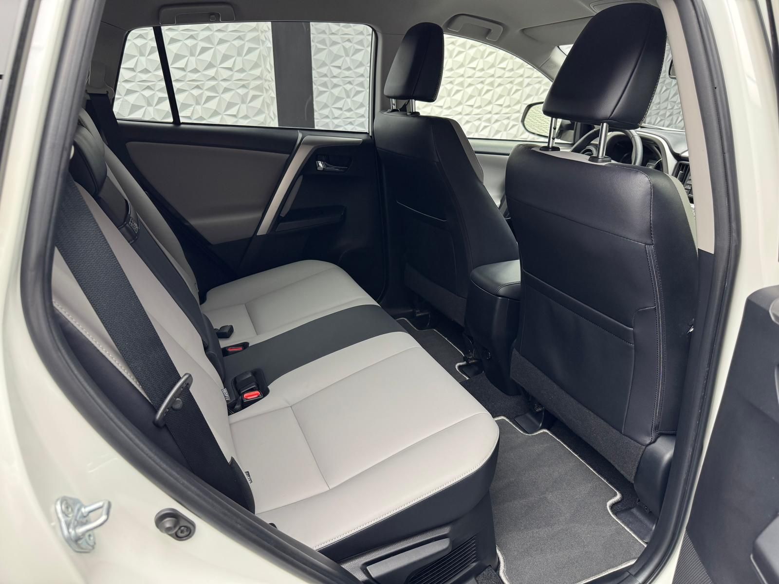 Fahrzeugabbildung Toyota RAV 4 2.5 EXECUTIVE/STANDHZ/RCAM/KEY/LED/DAB/RSA