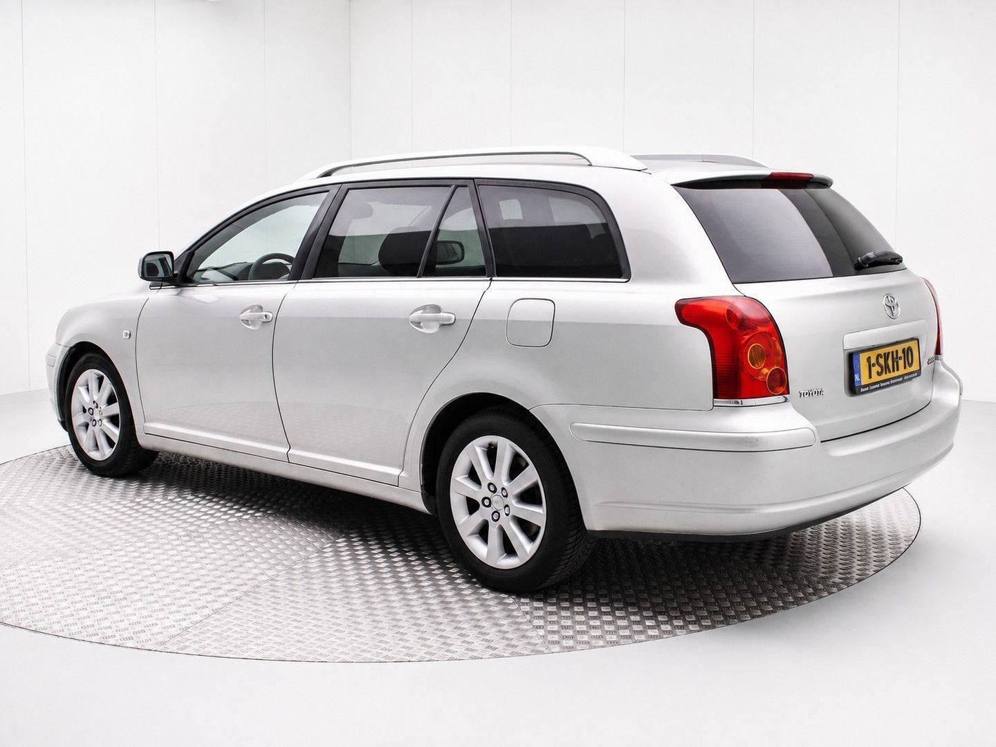 Toyota Avensis 2005 — салон