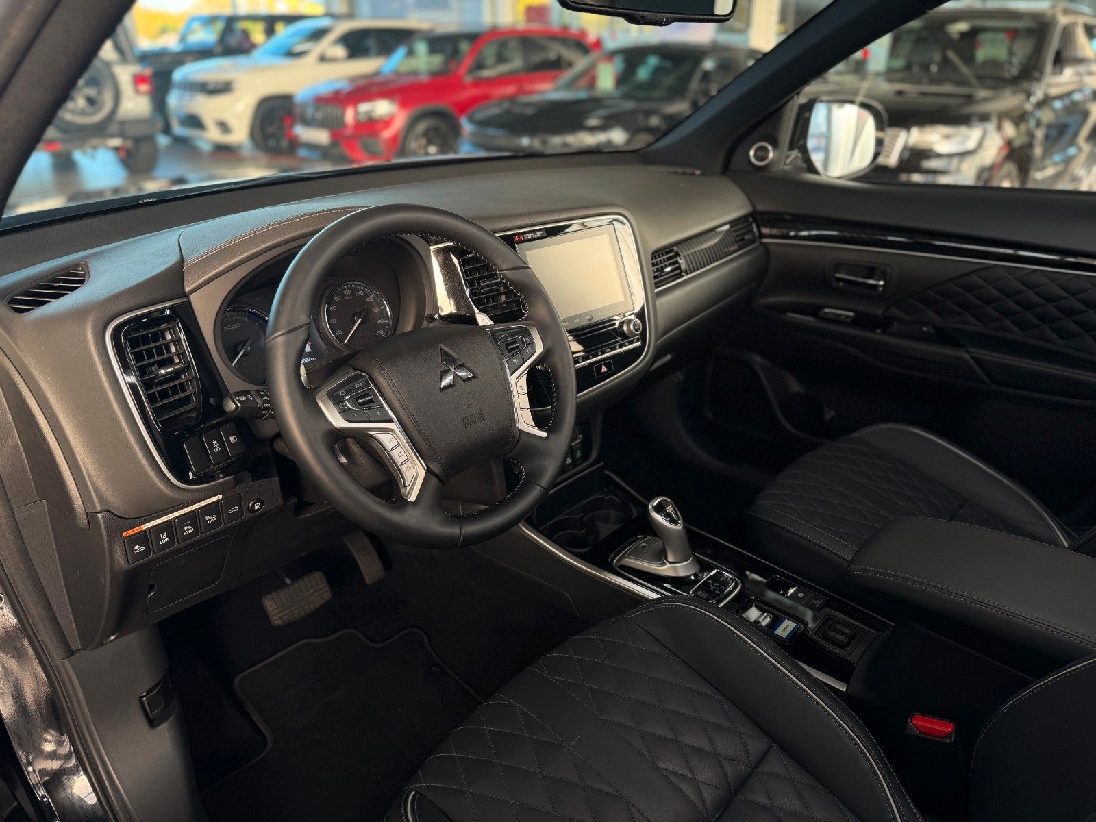 Fahrzeugabbildung Mitsubishi PHEV Outlander 4WD TOP AHK 1.HAND GJR