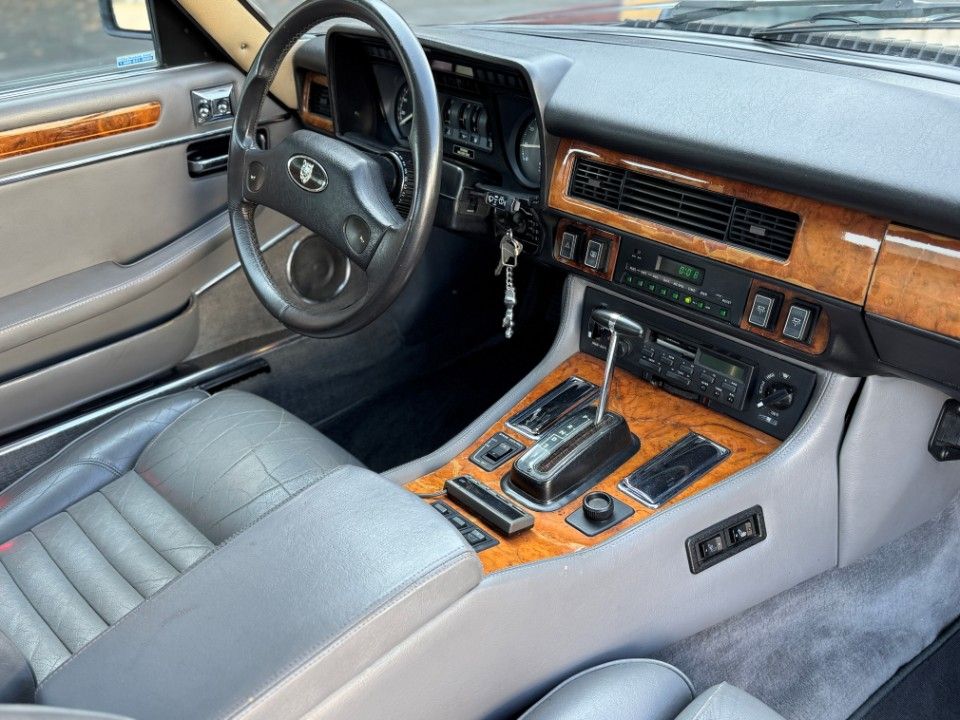 Fahrzeugabbildung Jaguar XJS 12 Zylinder Cabrio H. Zul. HU Neu