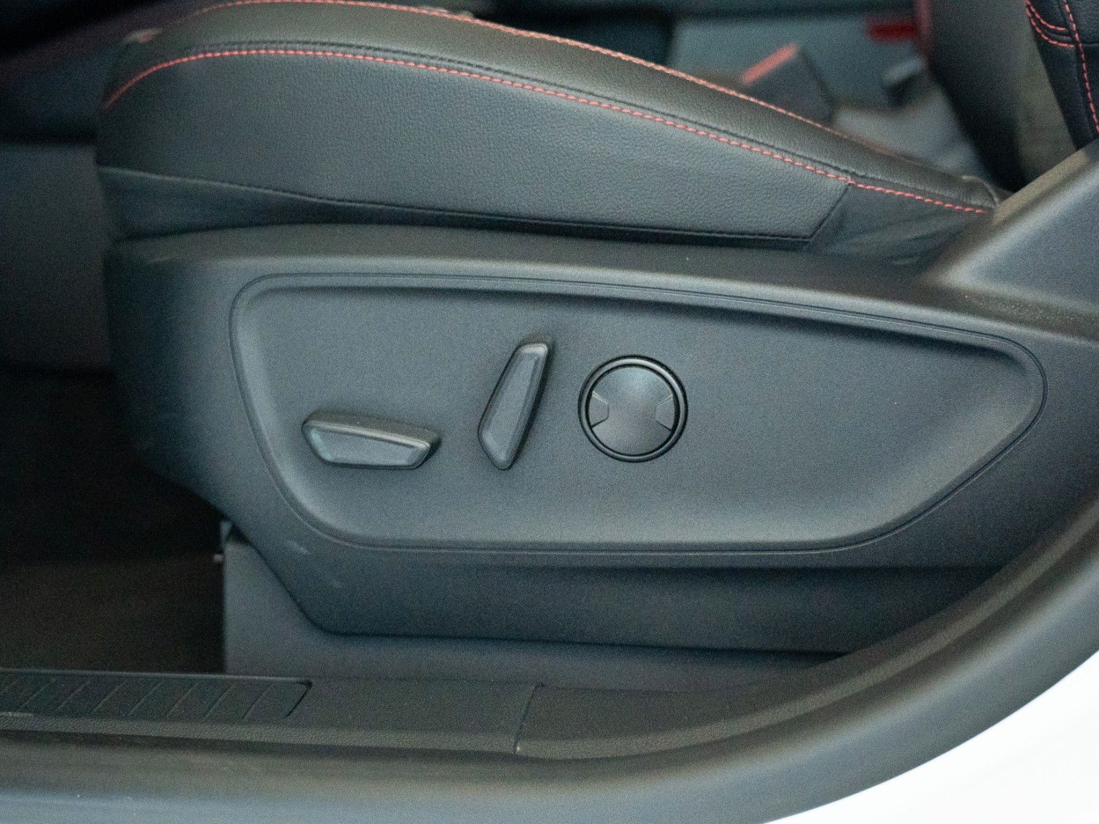 Fahrzeugabbildung Ford Kuga PHEV ST-Line X AUTOM./WINTER-P./B&O