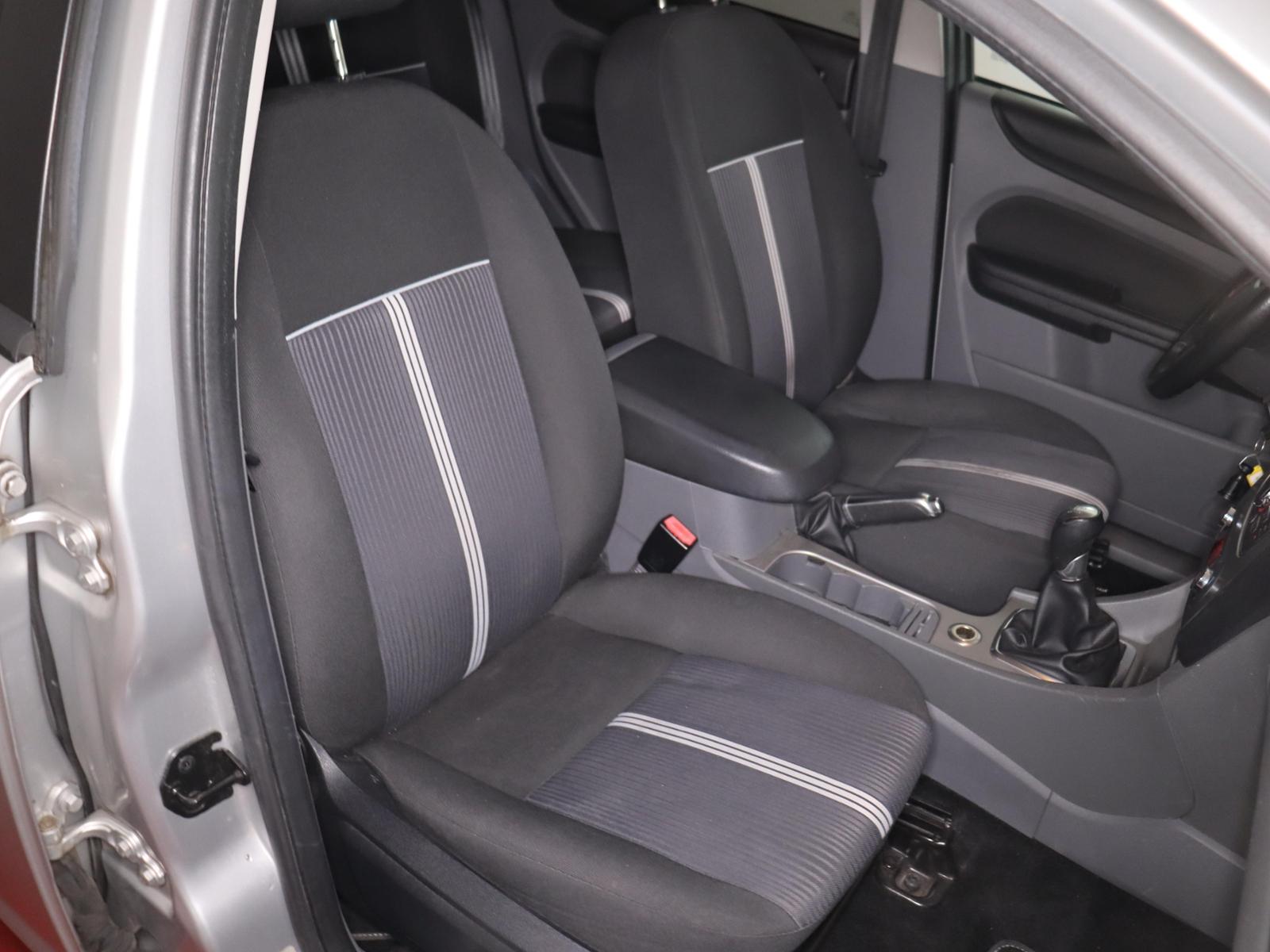 Ford Focus 2010 — photo 11