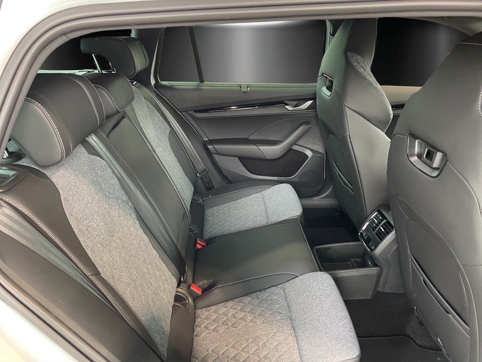 Fahrzeugabbildung SKODA Octavia Combi Sportline 1,5 TSI 110 kW DSG mHEV