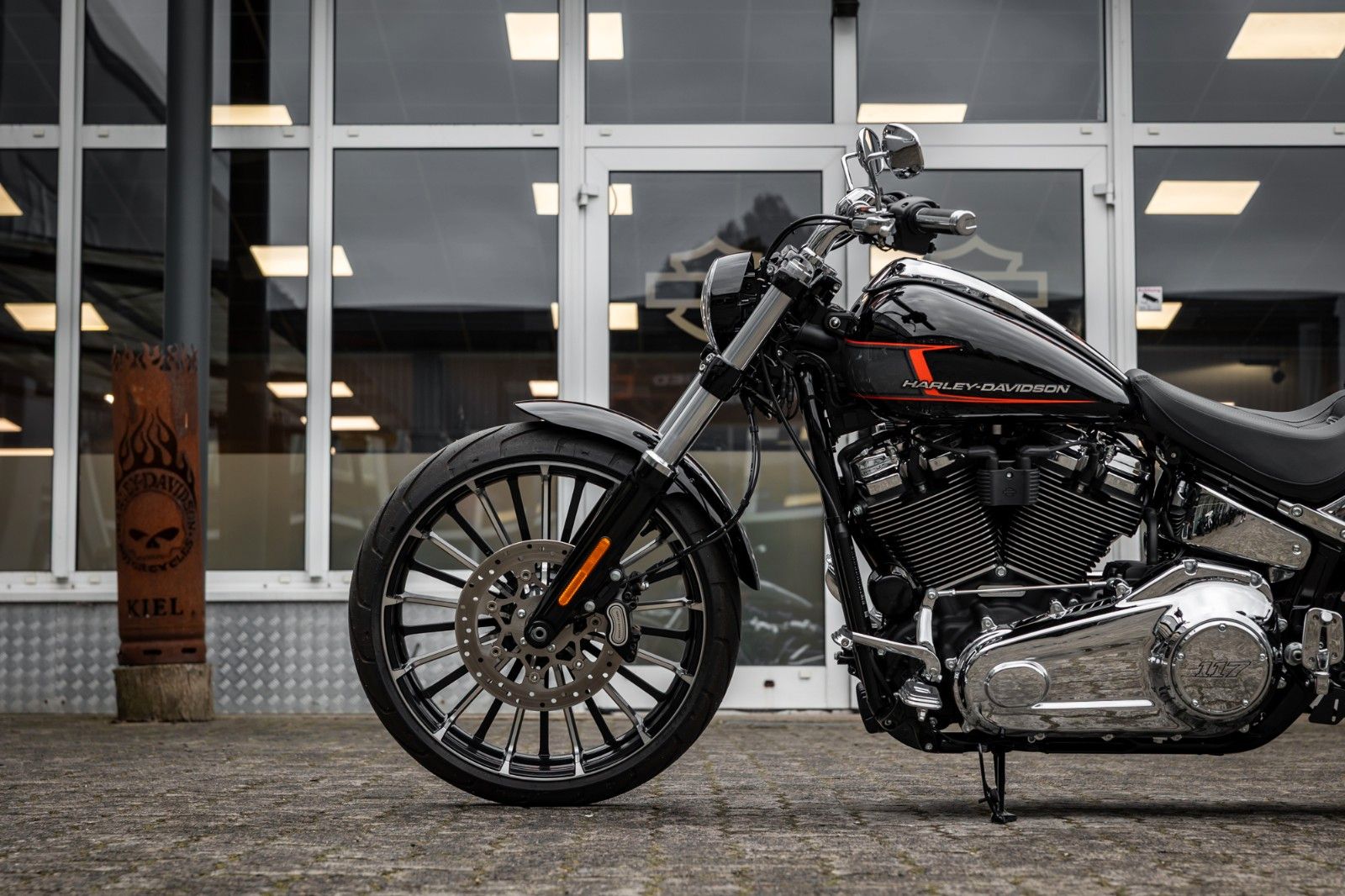 Fahrzeugabbildung Harley-Davidson FXBR Breakout 117 cui MY24 - JEKILL & HYDE