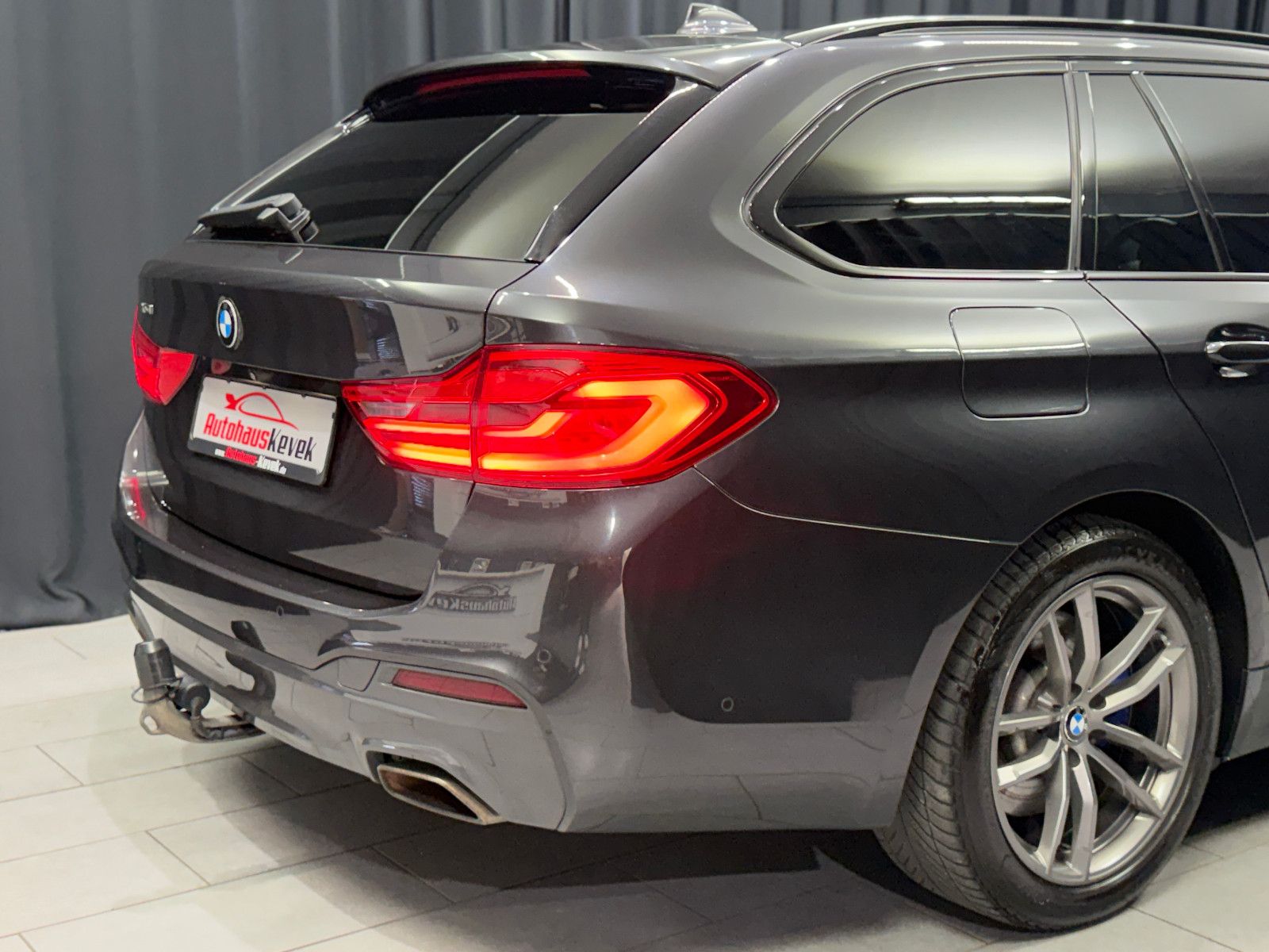 Fahrzeugabbildung BMW 540i Touring xDrive M Sport|HIFI|HuD|PANO|KEYLES