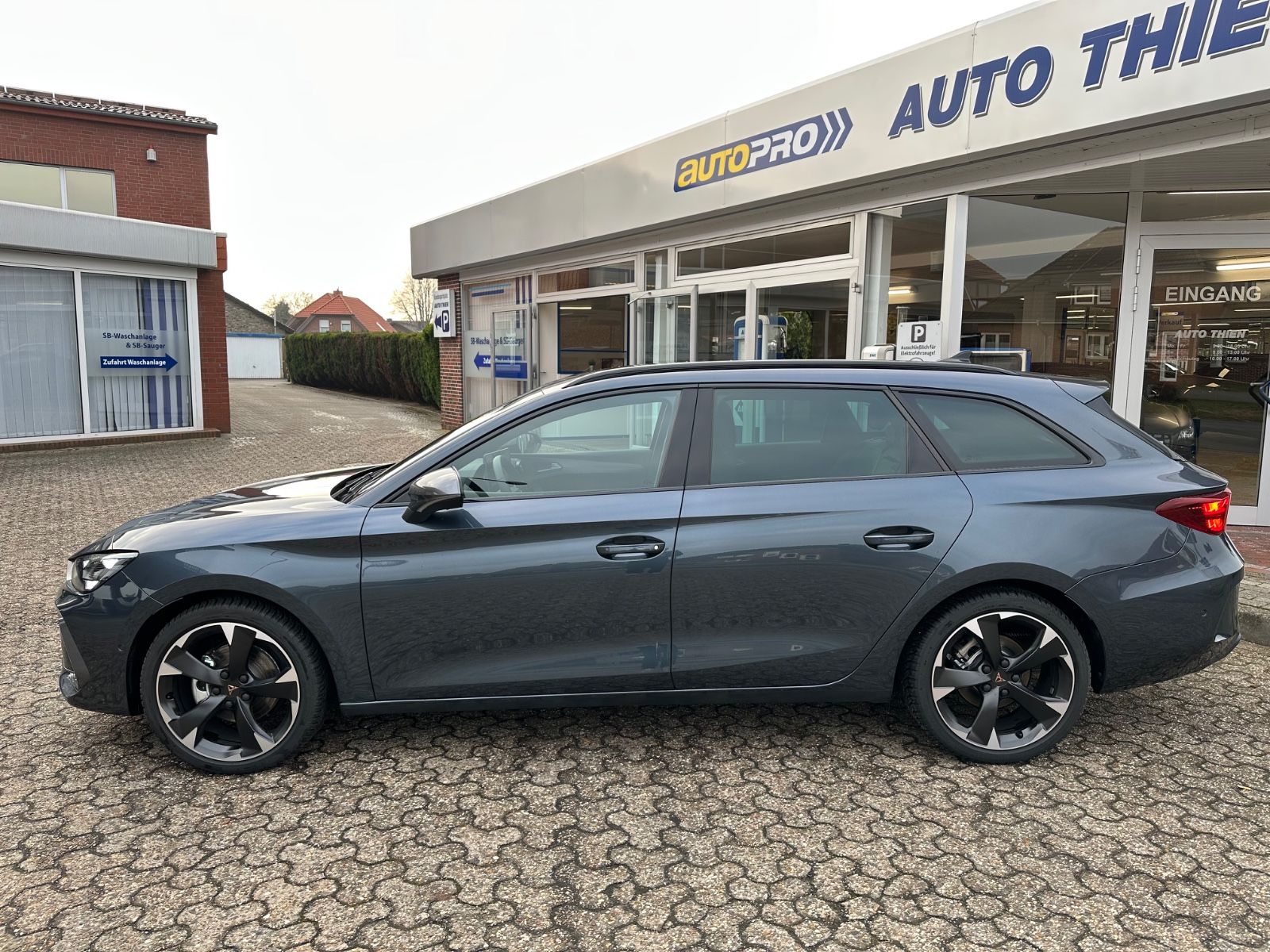 Fahrzeugabbildung CUPRA Leon ST 1.5 eTSI DSG Navi/ACC/AHK/LED/Shzg/GJR