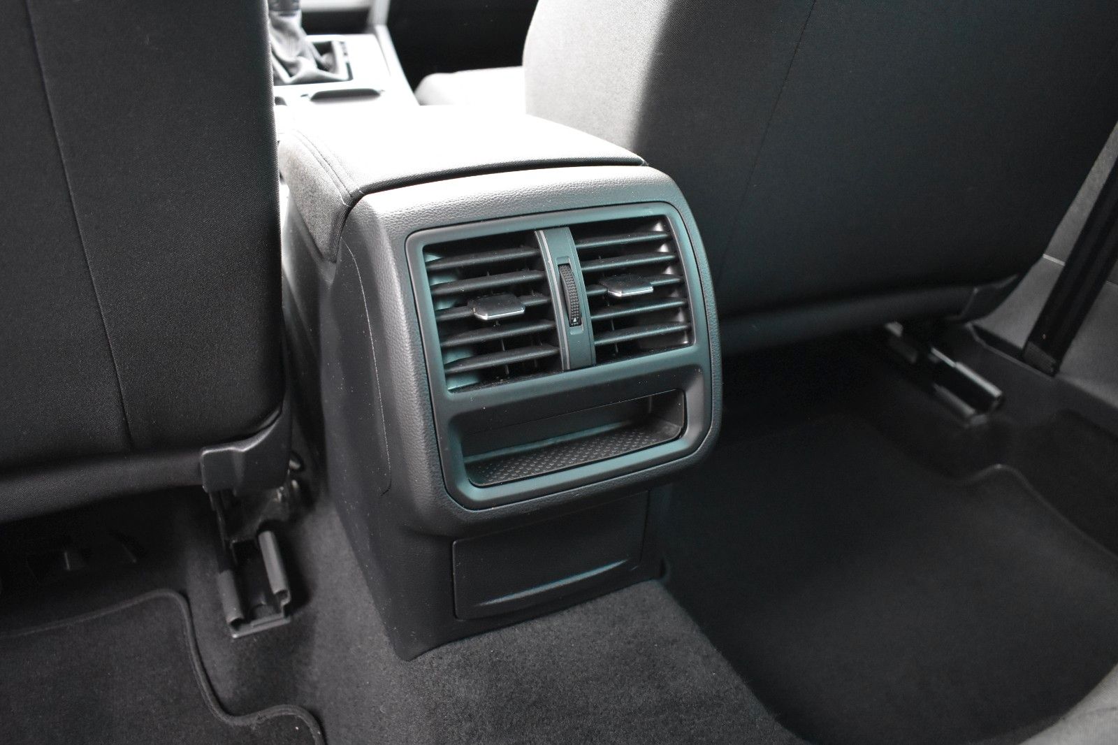 Fahrzeugabbildung Volkswagen Passat Variant Conceptline DSG AHK LED