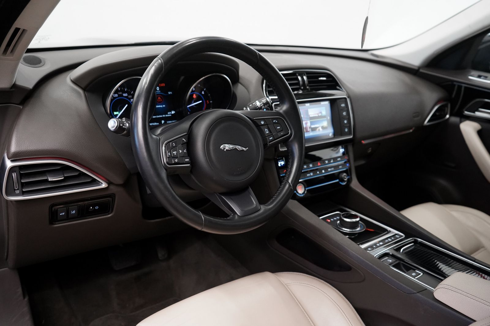 Jaguar F Pace