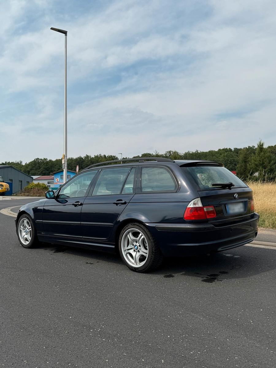 BMW 320 2004 — вигляд ззаду