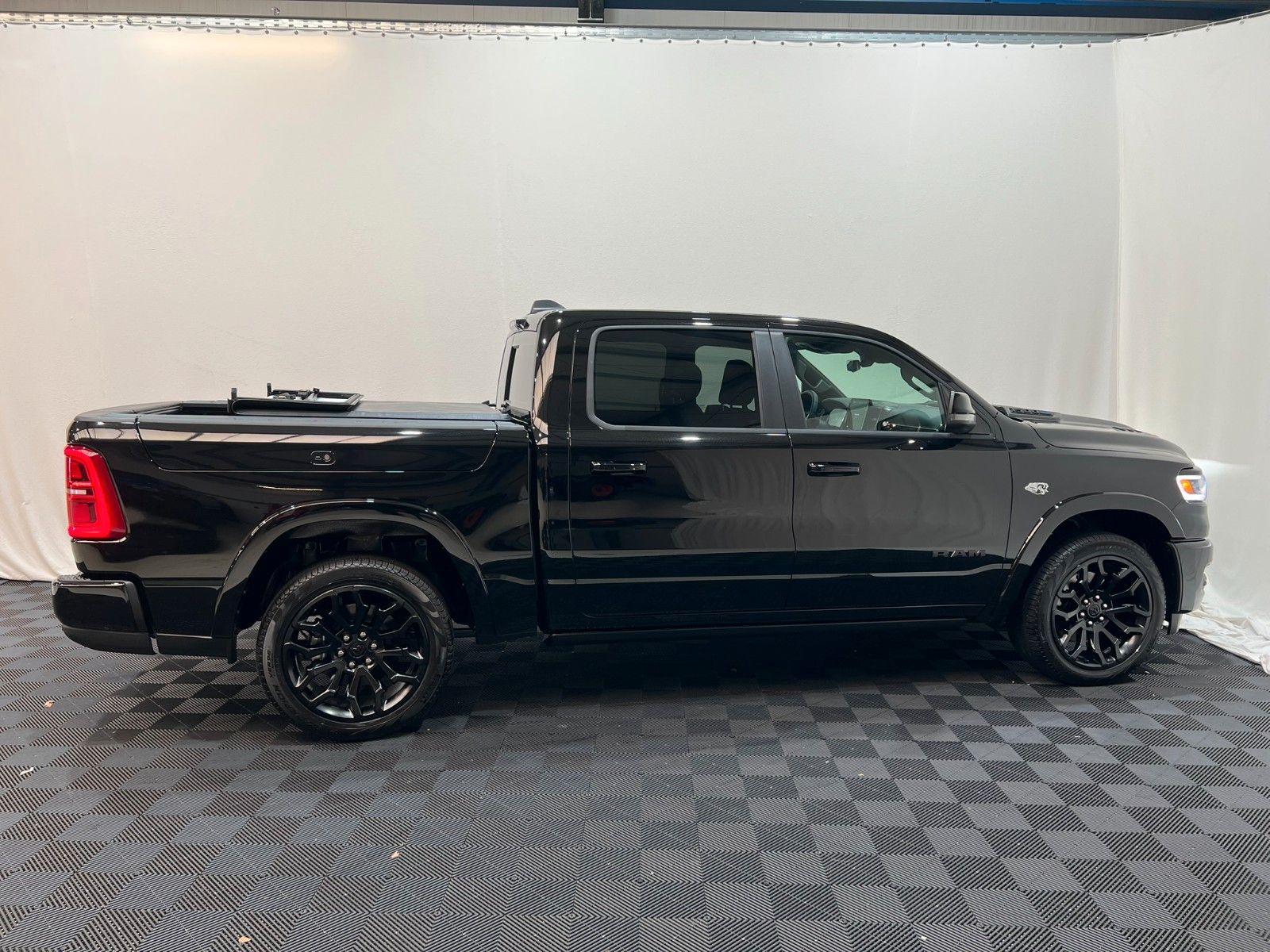 Fahrzeugabbildung Dodge RAM 1500 Limited Night  5,7L V8 HEMI / MFT