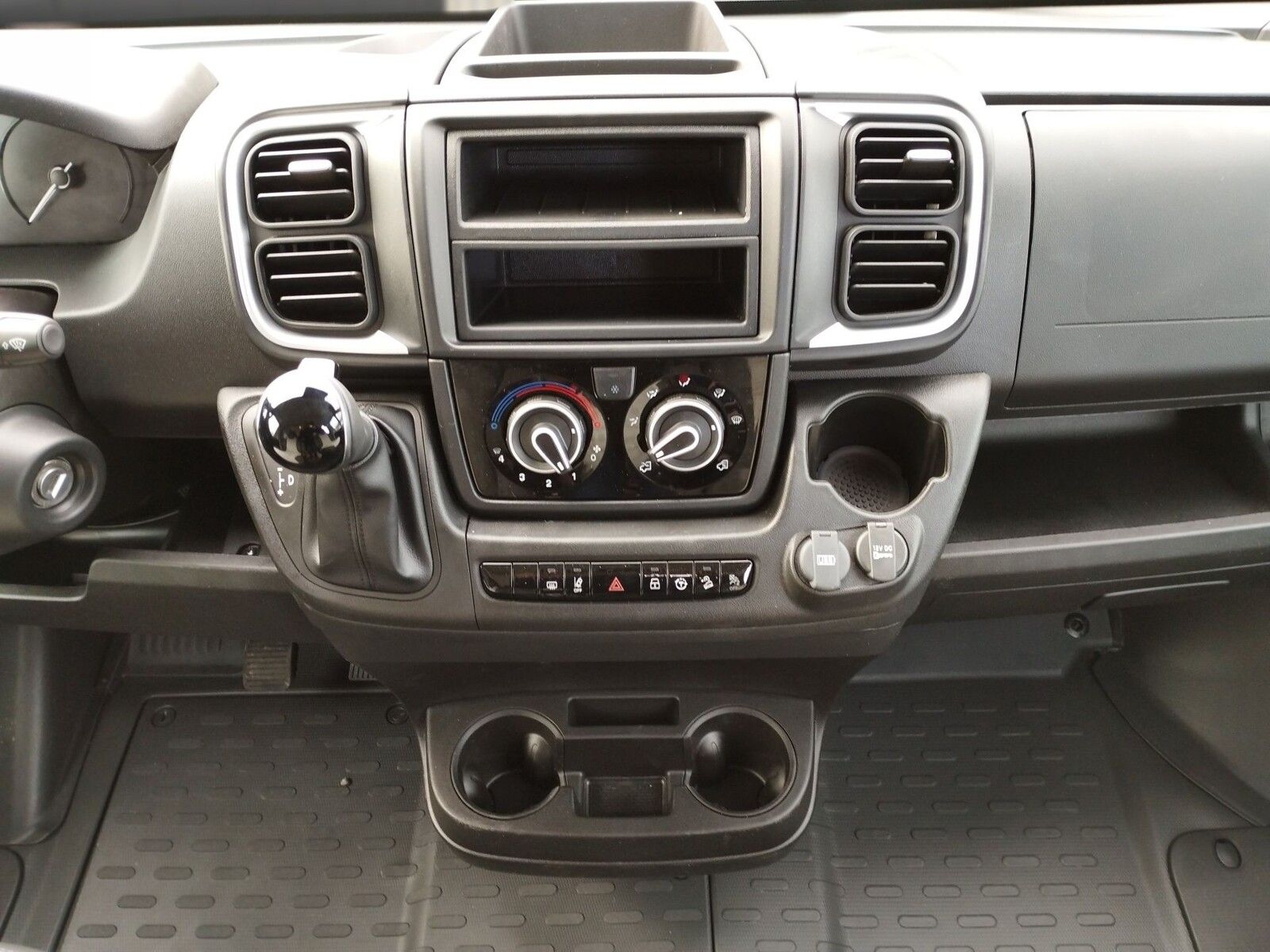 Fahrzeugabbildung Sunlight Adventure Cliff 640 Automatik, Dörr Edition, LTE