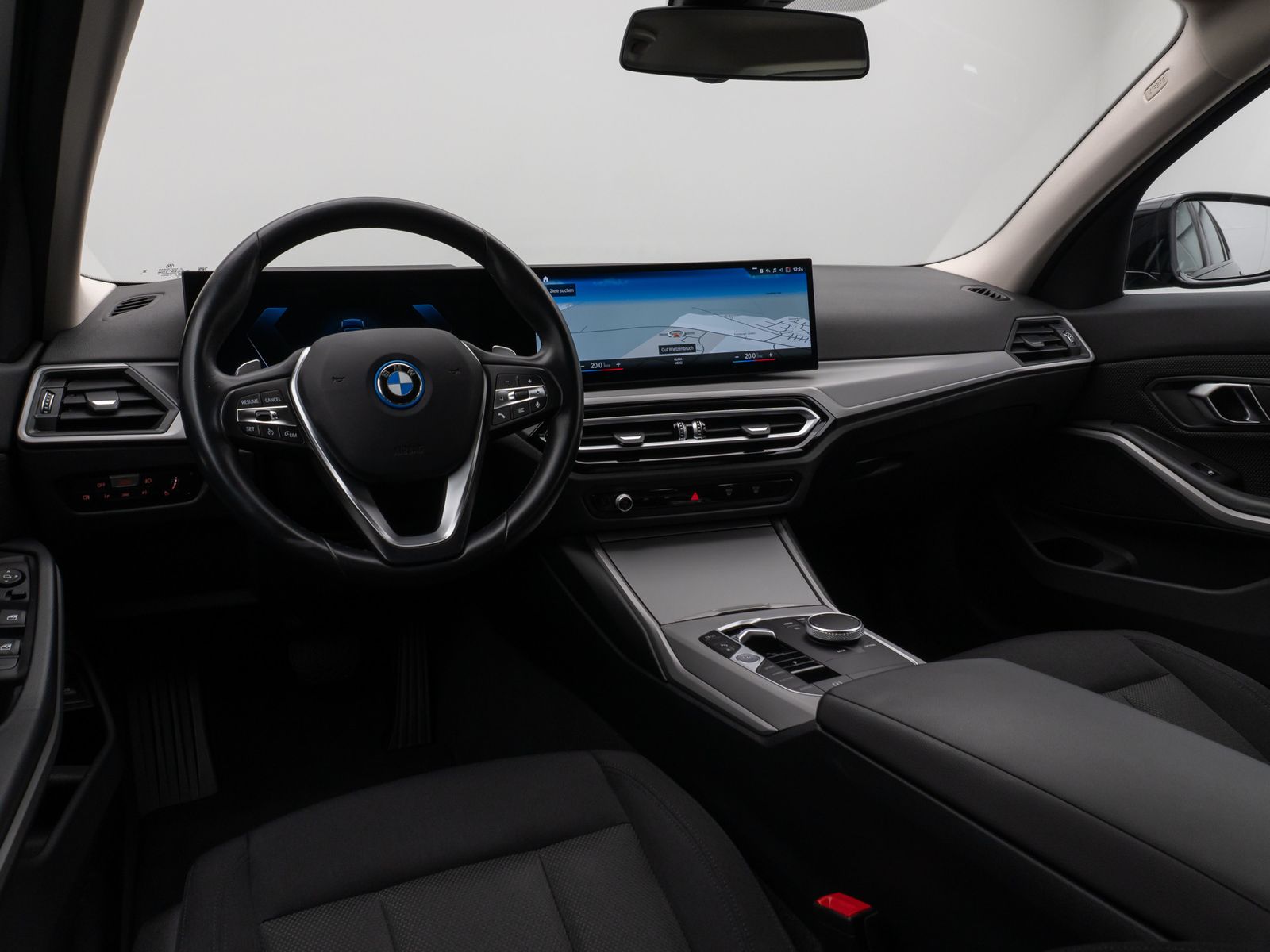 Fahrzeugabbildung BMW 330e xD DAB CockPit+ PDC Geschwindigkeitsreg