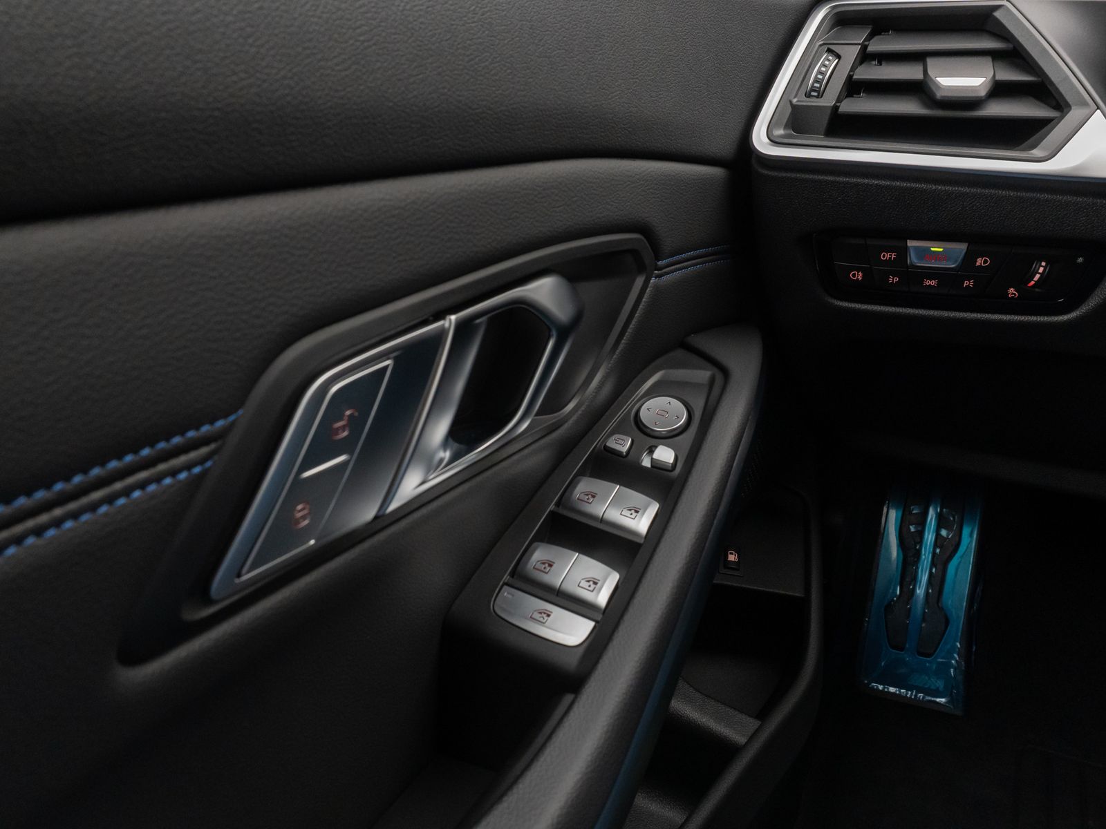 Fahrzeugabbildung BMW 330e M Sport HUD DAB PDC Geschwindigkeitsreg