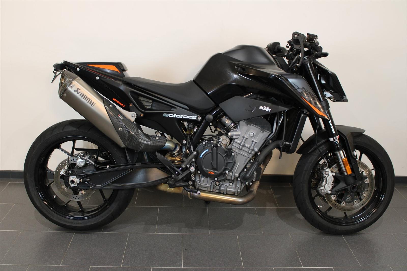 KTM 890 Duke L kurzer Kennzeichenhalter, Akrapovic