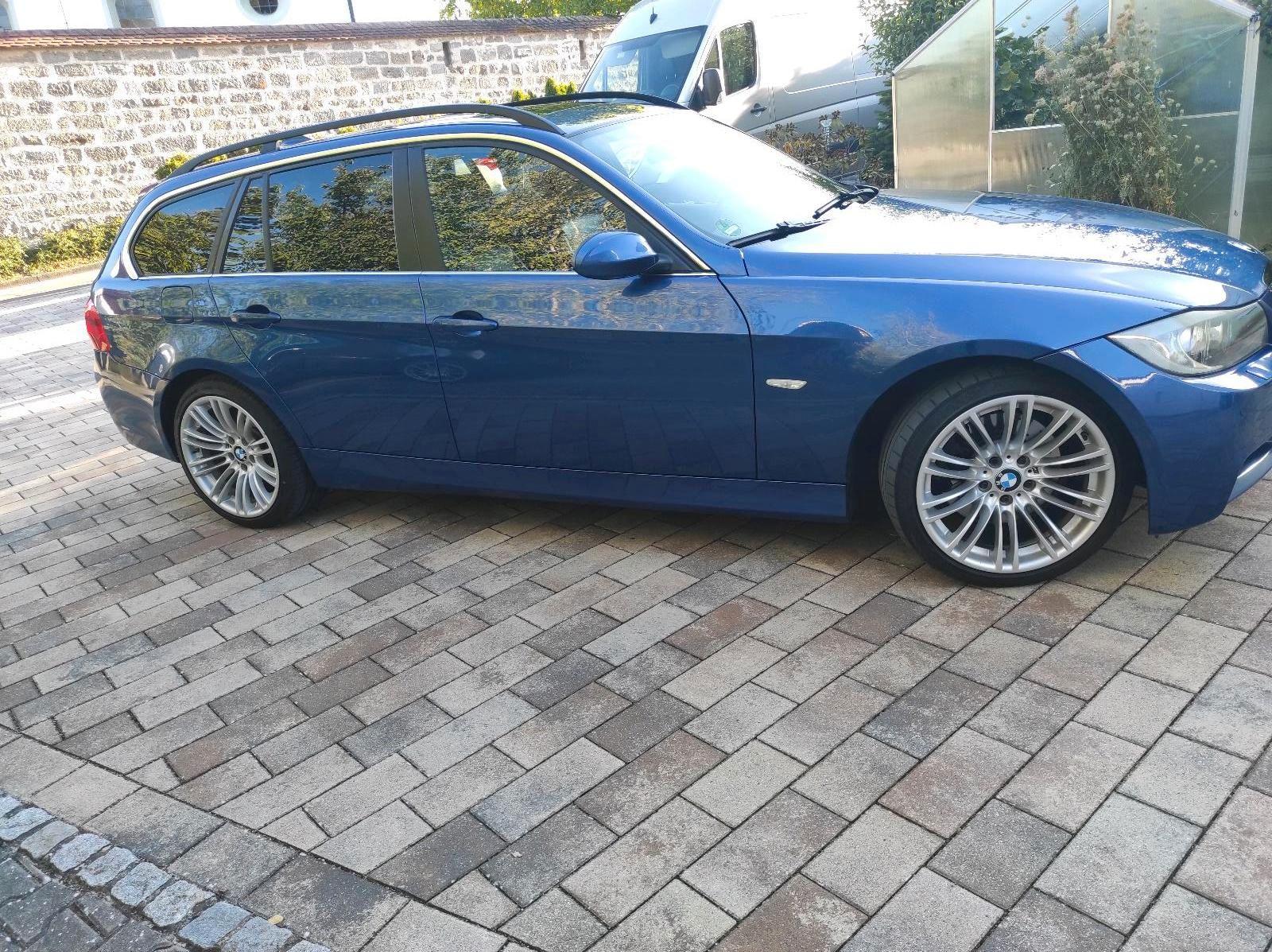 BMW 330 2006 — вигляд ззаду