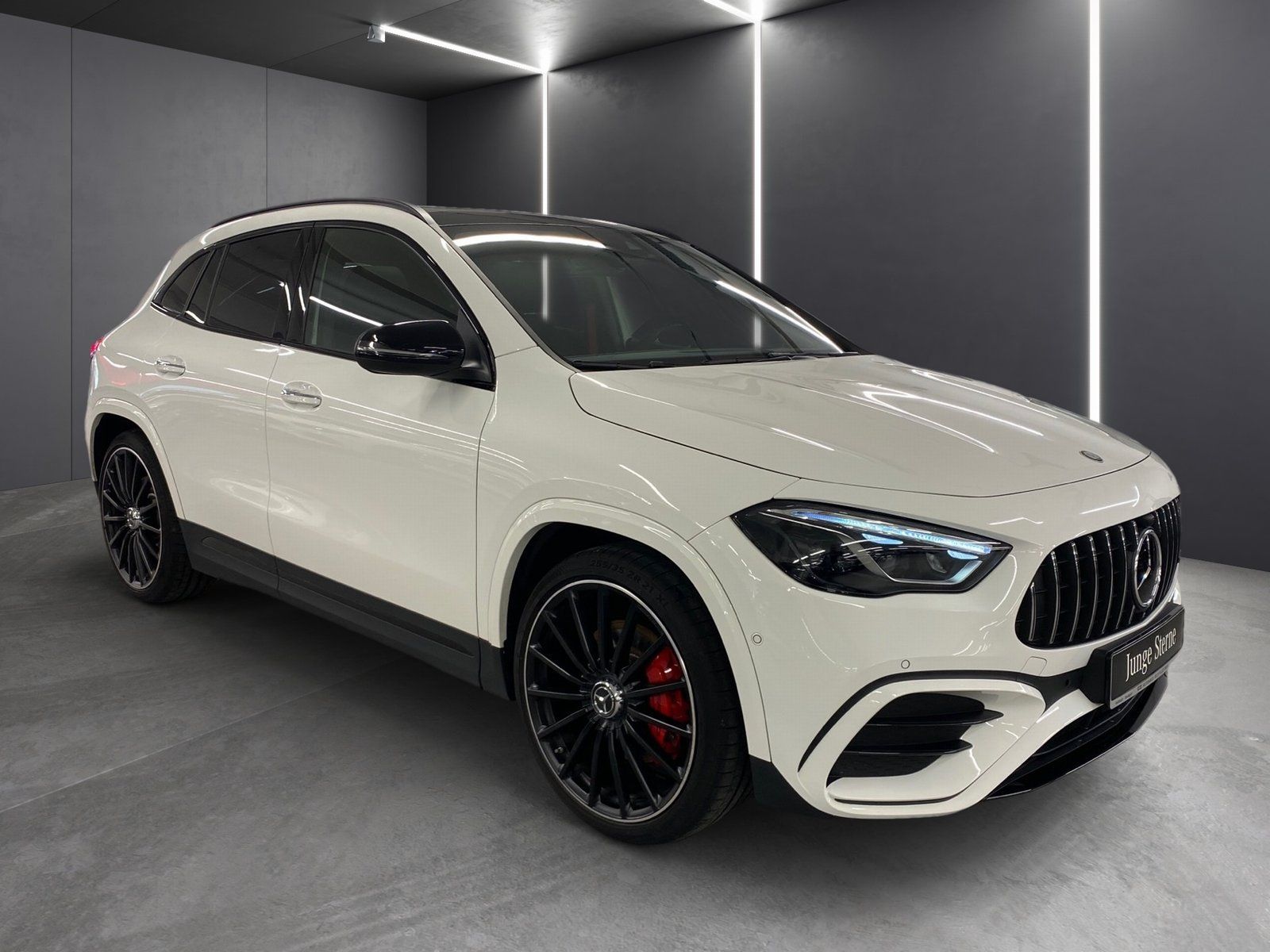 Fahrzeugabbildung Mercedes-Benz GLA 35 AMG 4M *MoPf*AHK*Pano*Fahrass*Night*21''*