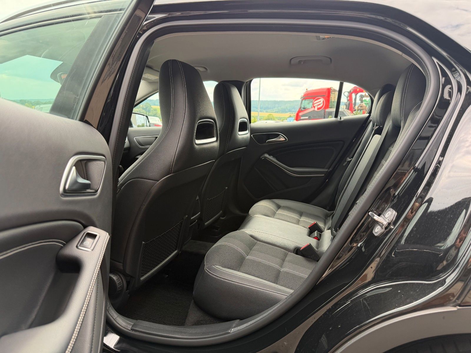 Fahrzeugabbildung Mercedes-Benz GLA 200 Progressive+RKamera+TotW+CarPlay+LED